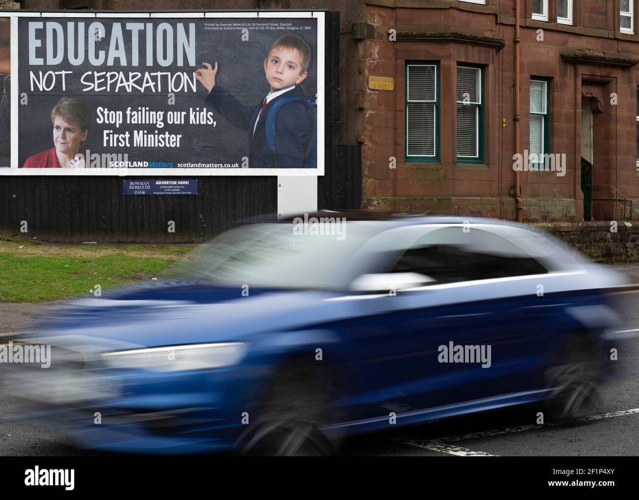Greenock, Scozia, Regno Unito. 9 marzo 2021. Nella foto: Un enorme messaggio da affissione al primo ministro scozzese, Nicola Sturgeon, è apparso su una strada trafficata nel mezzo di Greenock, Inverclyde. Il messaggio dice: "ISTRUZIONE, NON SEPARAZIONE. SMETTA DI FALLIRE I NOSTRI FIGLI, PRIMO MINISTRO." Ciò è stato fatto da maggioranza Media Ltd che stanno facendo campagna per Nicola Sturgeon per dimettersi sulle sue mancanze nel governo. Credit: Colin Fisher/Alamy Live News Foto Stock