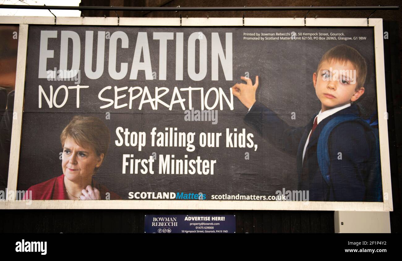 Greenock, Scozia, Regno Unito. 9 marzo 2021. Nella foto: Un enorme messaggio da affissione al primo ministro scozzese, Nicola Sturgeon, è apparso su una strada trafficata nel mezzo di Greenock, Inverclyde. Il messaggio dice: "ISTRUZIONE, NON SEPARAZIONE. SMETTA DI FALLIRE I NOSTRI FIGLI, PRIMO MINISTRO." Ciò è stato fatto da maggioranza Media Ltd che stanno facendo campagna per Nicola Sturgeon per dimettersi sulle sue mancanze nel governo. Credit: Colin Fisher/Alamy Live News Foto Stock