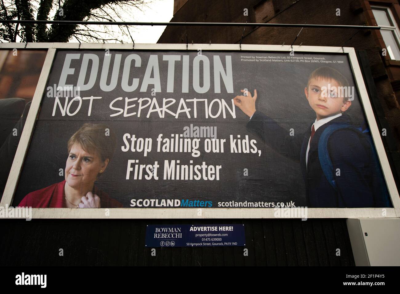 Greenock, Scozia, Regno Unito. 9 marzo 2021. Nella foto: Un enorme messaggio da affissione al primo ministro scozzese, Nicola Sturgeon, è apparso su una strada trafficata nel mezzo di Greenock, Inverclyde. Il messaggio dice: "ISTRUZIONE, NON SEPARAZIONE. SMETTA DI FALLIRE I NOSTRI FIGLI, PRIMO MINISTRO." Ciò è stato fatto da maggioranza Media Ltd che stanno facendo campagna per Nicola Sturgeon per dimettersi sulle sue mancanze nel governo. Credit: Colin Fisher/Alamy Live News Foto Stock