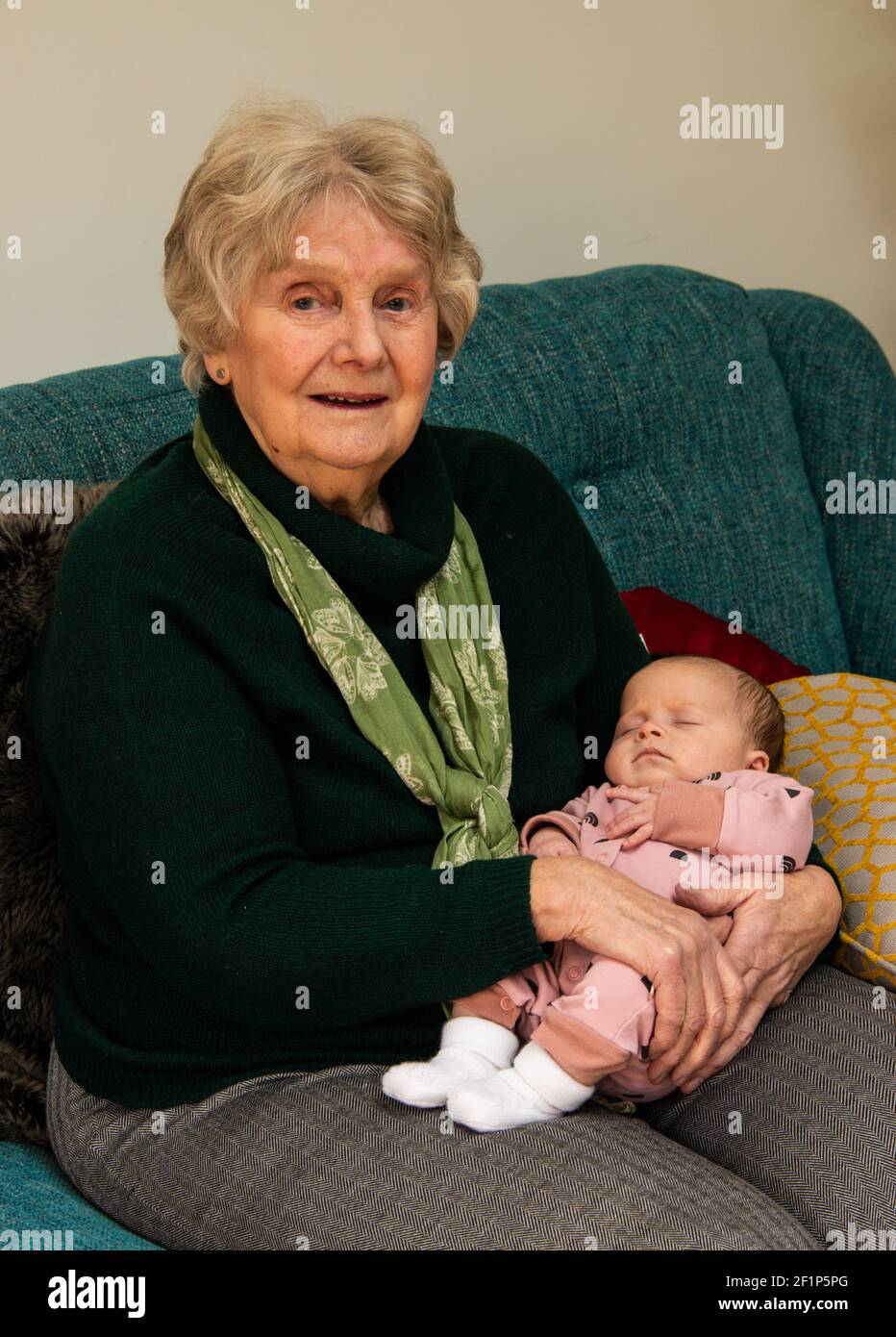 Grande nonna con la nuova nipote grande. Foto Stock