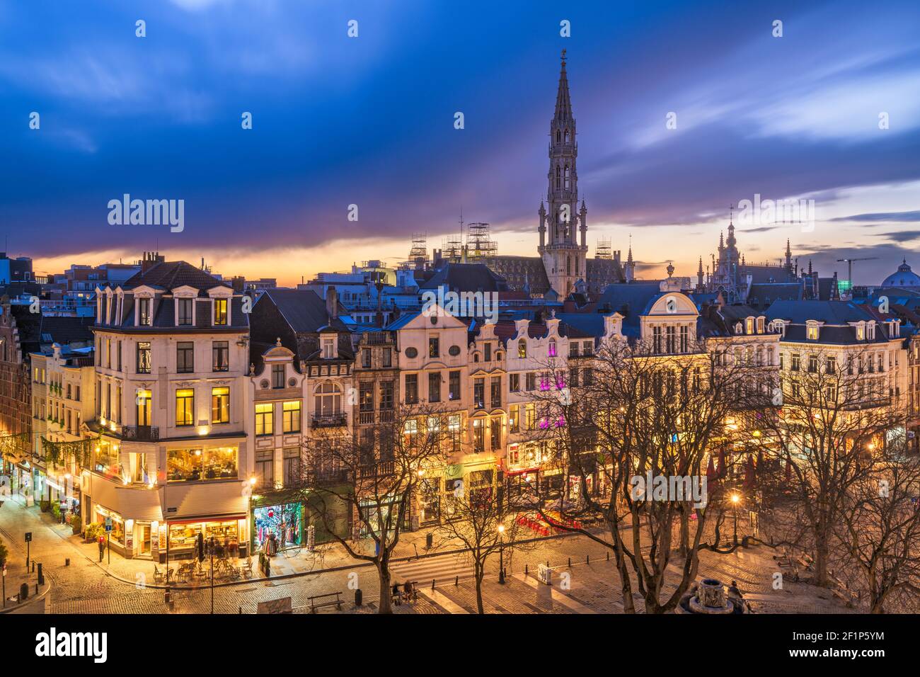 Bruxelles, Belgium plaza e skyline con la torre del Municipio al tramonto. Foto Stock