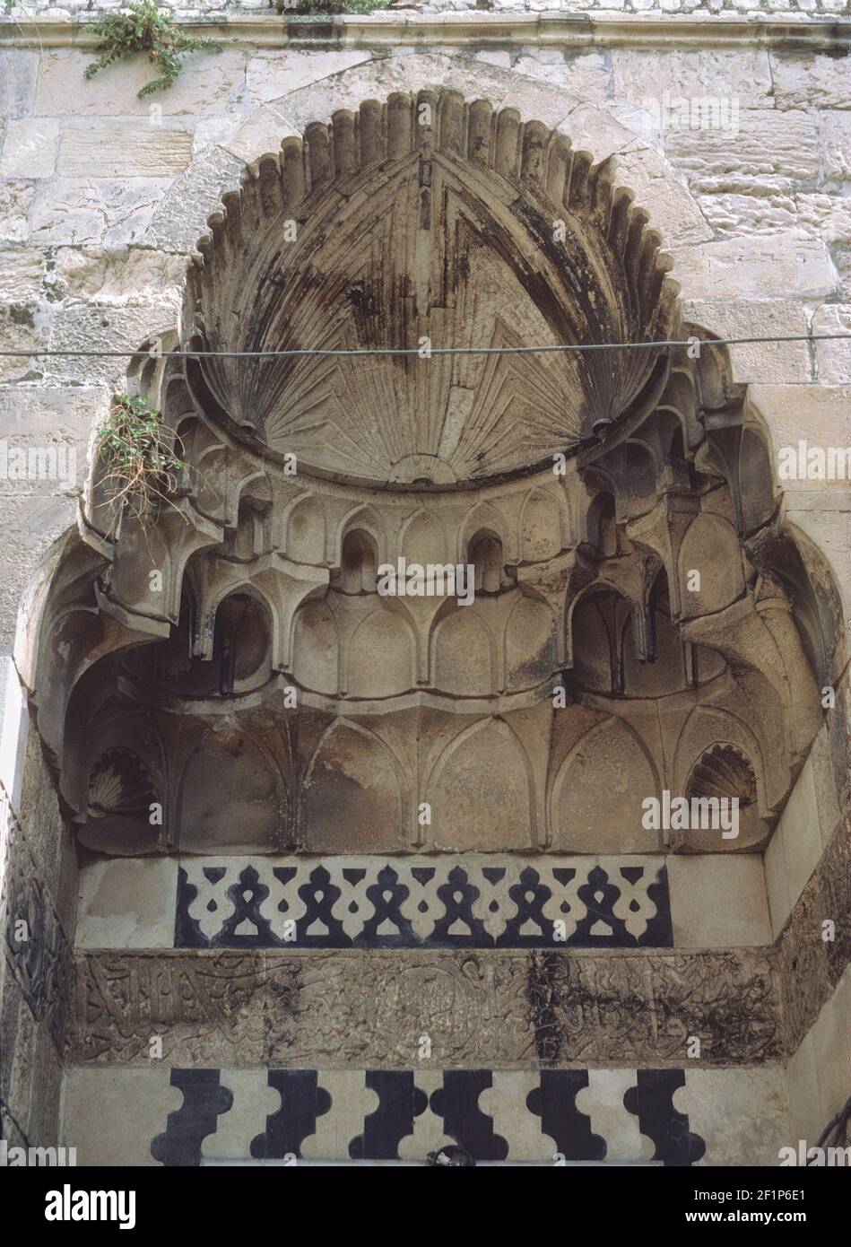 Muqarnas volta del portale d'ingresso, Tannkiziyya madrasa, Gerusalemme, Palestina Foto Stock