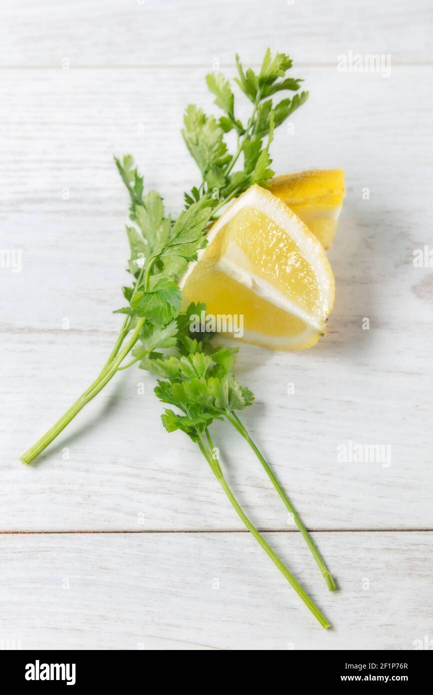 limone con verdure viste dall'alto su sfondo di legno. Foto Stock
