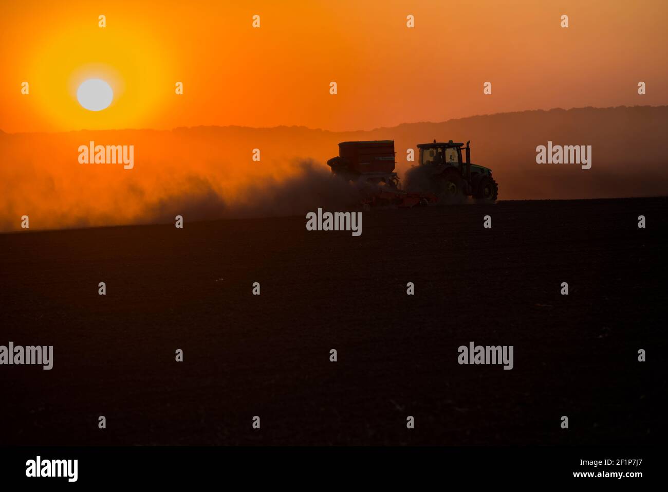 Vista del tramonto, lavoro agricolo in un campo, vicino a Romny, Ucraina. Foto Stock