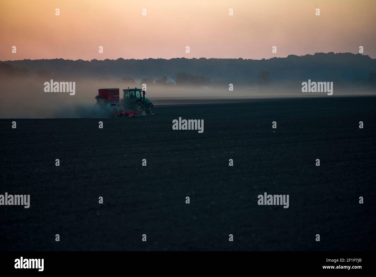 Vista del tramonto, lavoro agricolo in un campo, vicino a Romny, Ucraina. Foto Stock