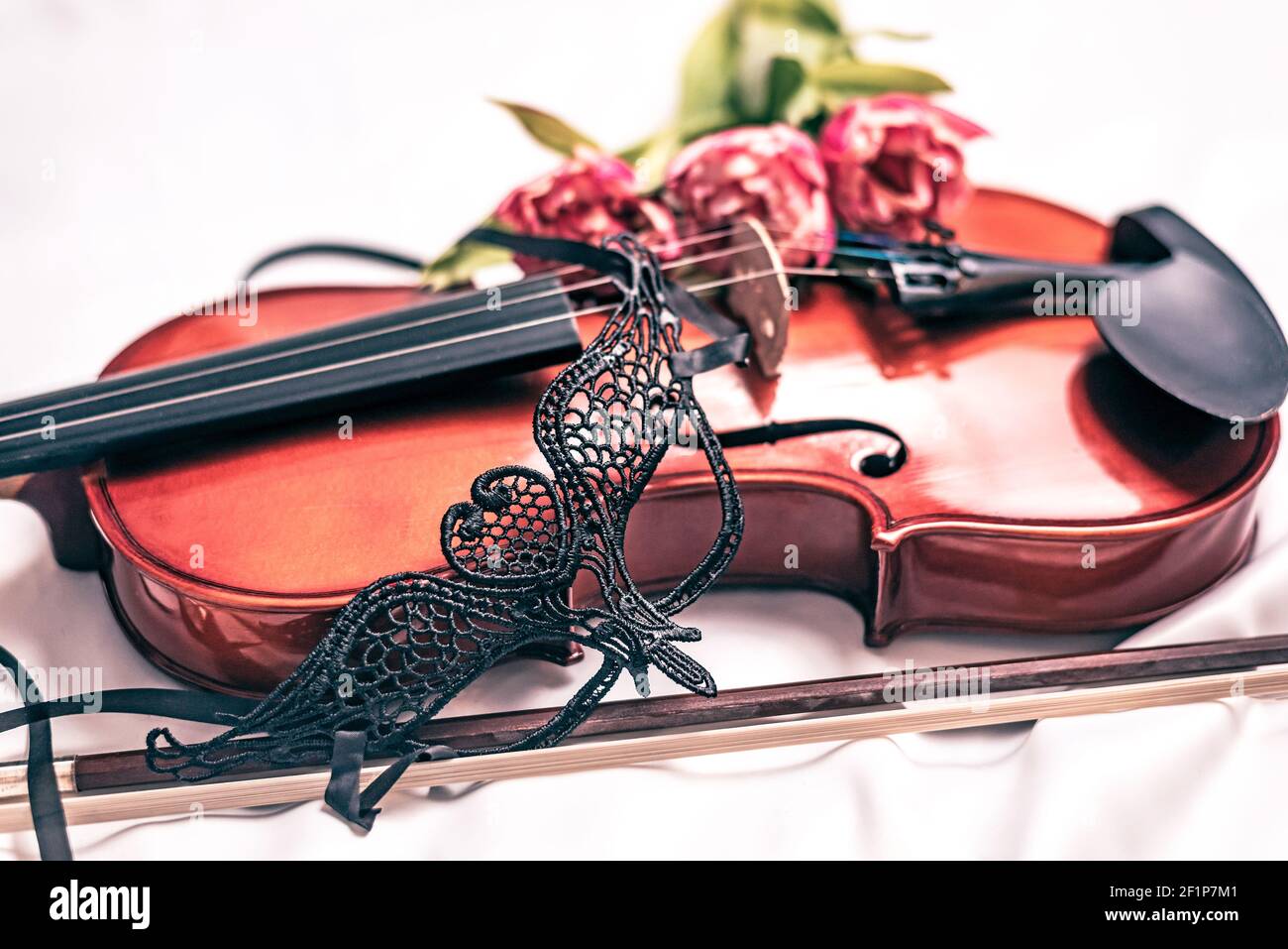 Musica e violino al Teatro. Maschera veneziana con vecchia composizione di fiddle Foto Stock