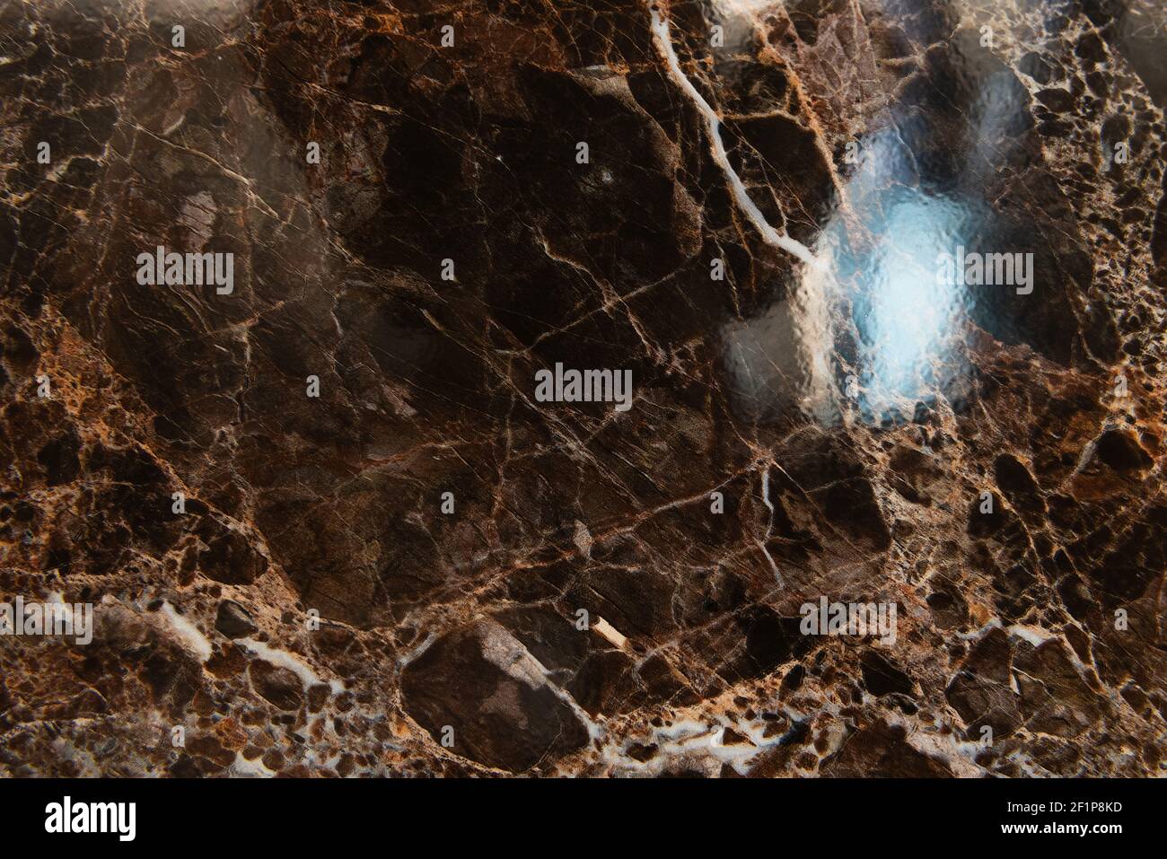 sfondo di pietra lucida in marmo scuro con striature, vista dall'alto Foto Stock