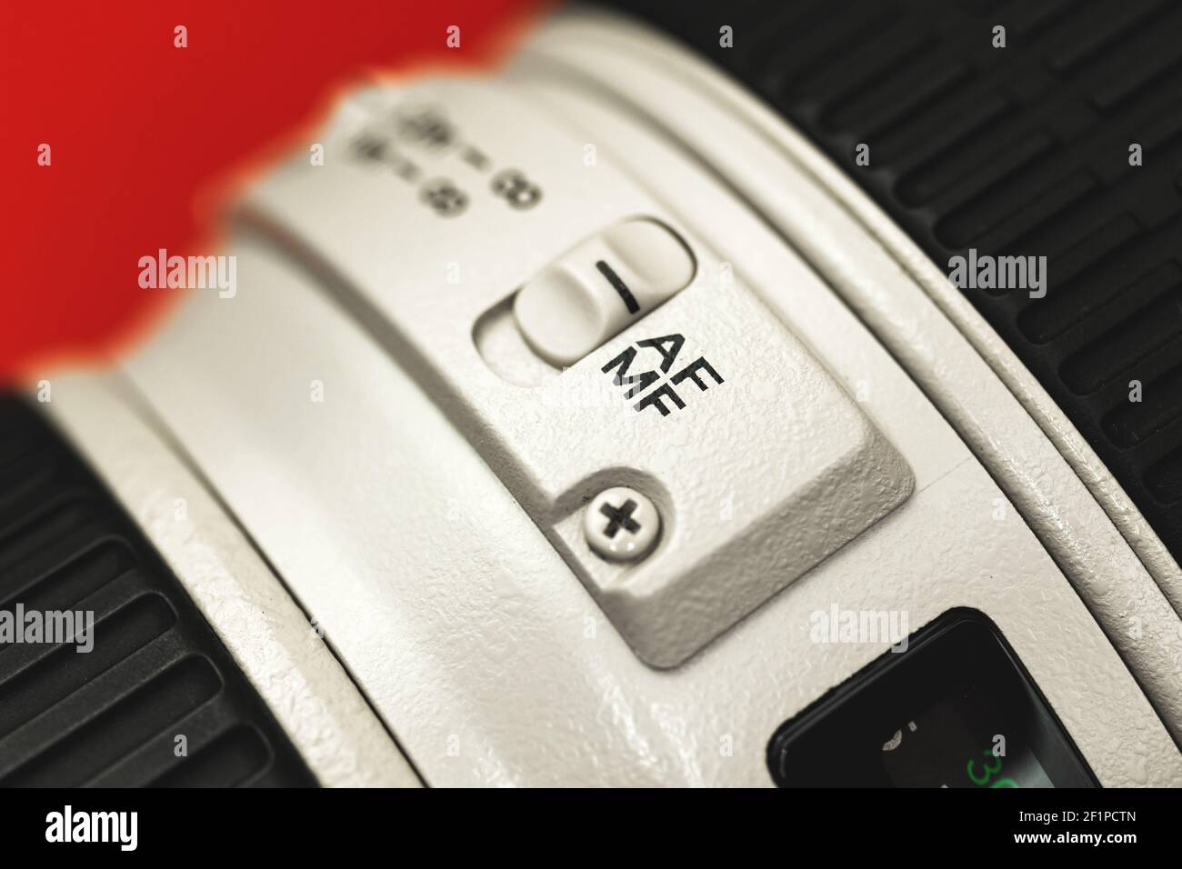 Interruttore da AF a MF per fotocamera reflex digitale, messa a fuoco automatica e messa a fuoco manuale, contrassegno su teleobiettivo, foto macro Foto Stock