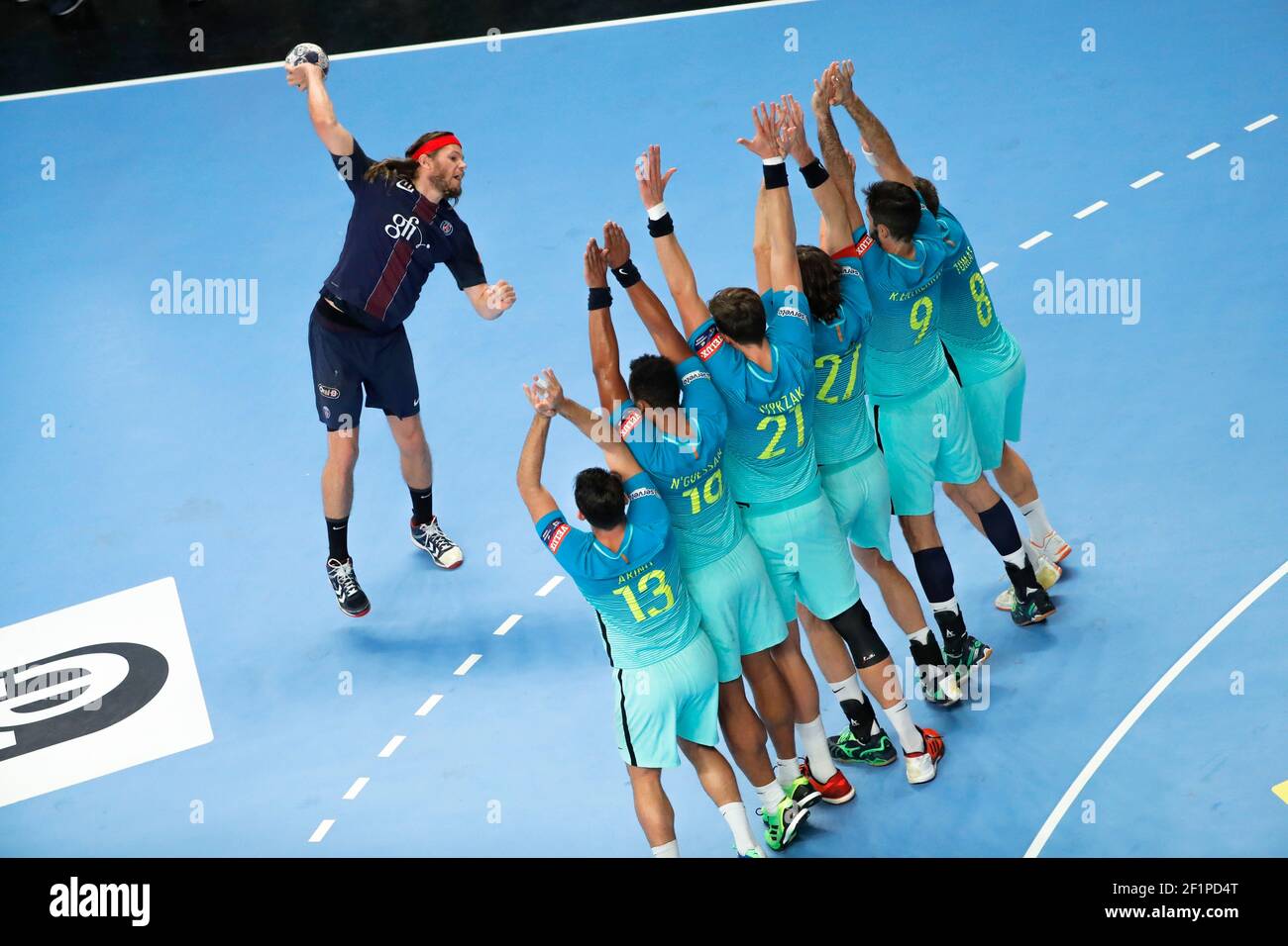 Mikkel Hansen (PSG Hanball) ha tentato di segnare un gol, Aitor Arino (FC Barcelona Handball), Timothey N'Guessan (FC Barcelona Handball), Kamil Syprzak (FC Barcelona Handball), Viran Morros (FC Barcelona Handball), Raul Enterrios (FC Barcelona Handball), Victor Tomas (FC Barcelona Handball) Durante la partita della Handball EHF Champions League tra Paris Saint-Germain Handball e FC Barcelona, Gruppo A, il 12 novembre 2016, allo stadio Pierre de Coubertin, a Parigi, Francia - Foto Stephane Allaman / DPPI Foto Stock