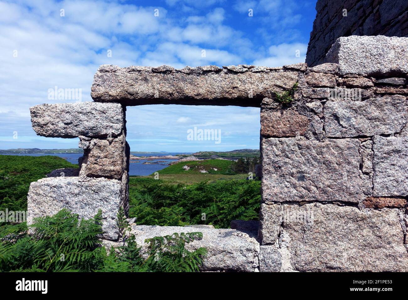 Vista di Mull attraverso la finestra di un cottage abbandonato Sull'Isola di Erraid nelle Ebridi interne di Scozia Foto Stock