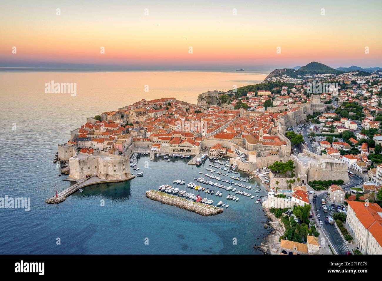 Foto aerea del drone del porto della città vecchia di Dubrovnik con rosa Cielo prima dell'alba a Dubronik mattina d'estate Foto Stock