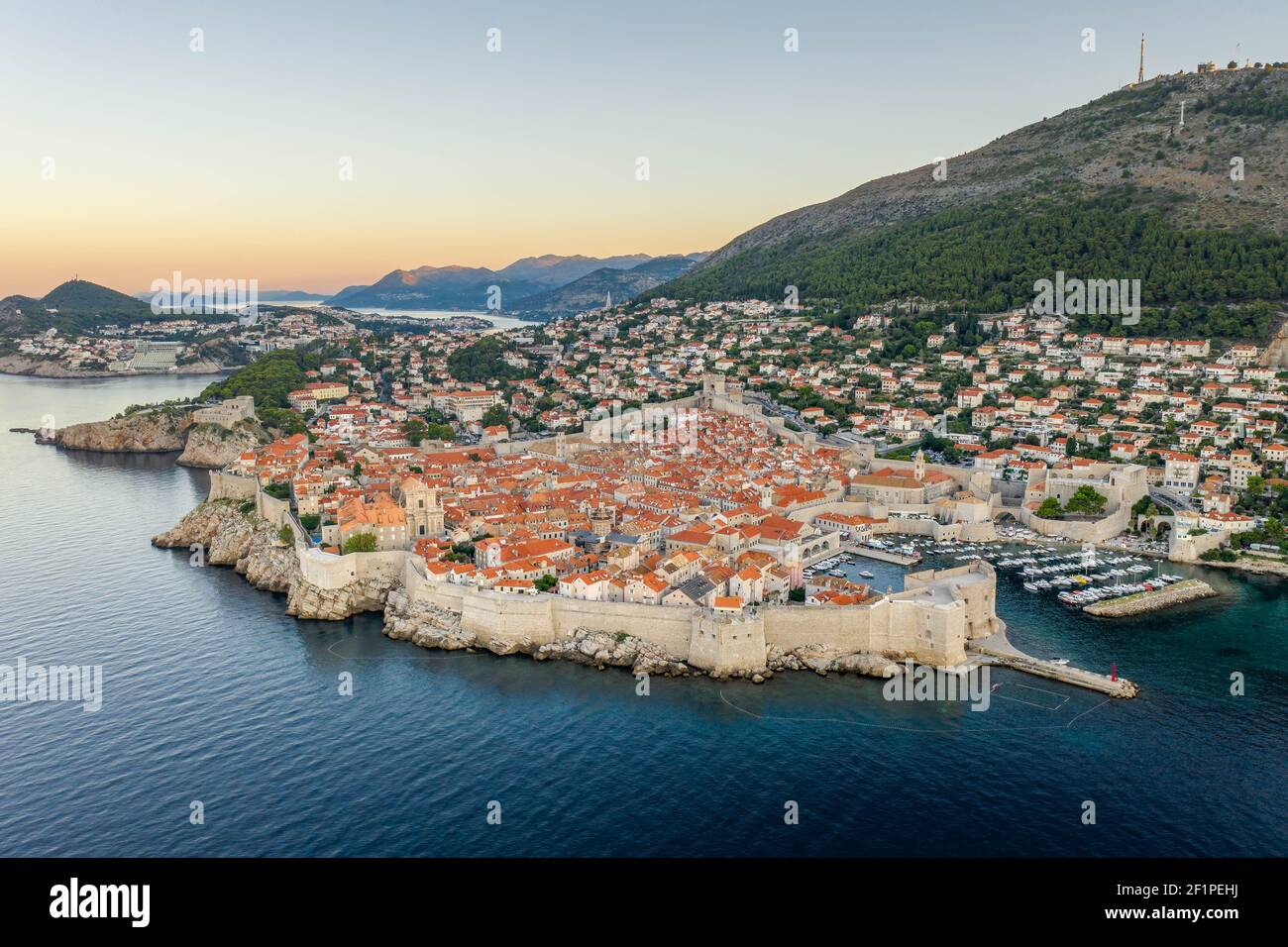 Foto aerea di un drone delle mura della città di Dubrovnik nel mare Adriatico In Croazia estate con vista della montagna SRD prima dell'alba Foto Stock