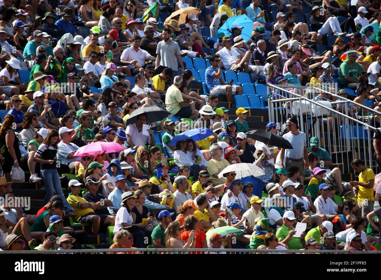 Le folle aspettano di assistere allo spettacolo che salta alle Olimpiadi del 2016 a Rio de Janeiro, Brasile Foto Stock