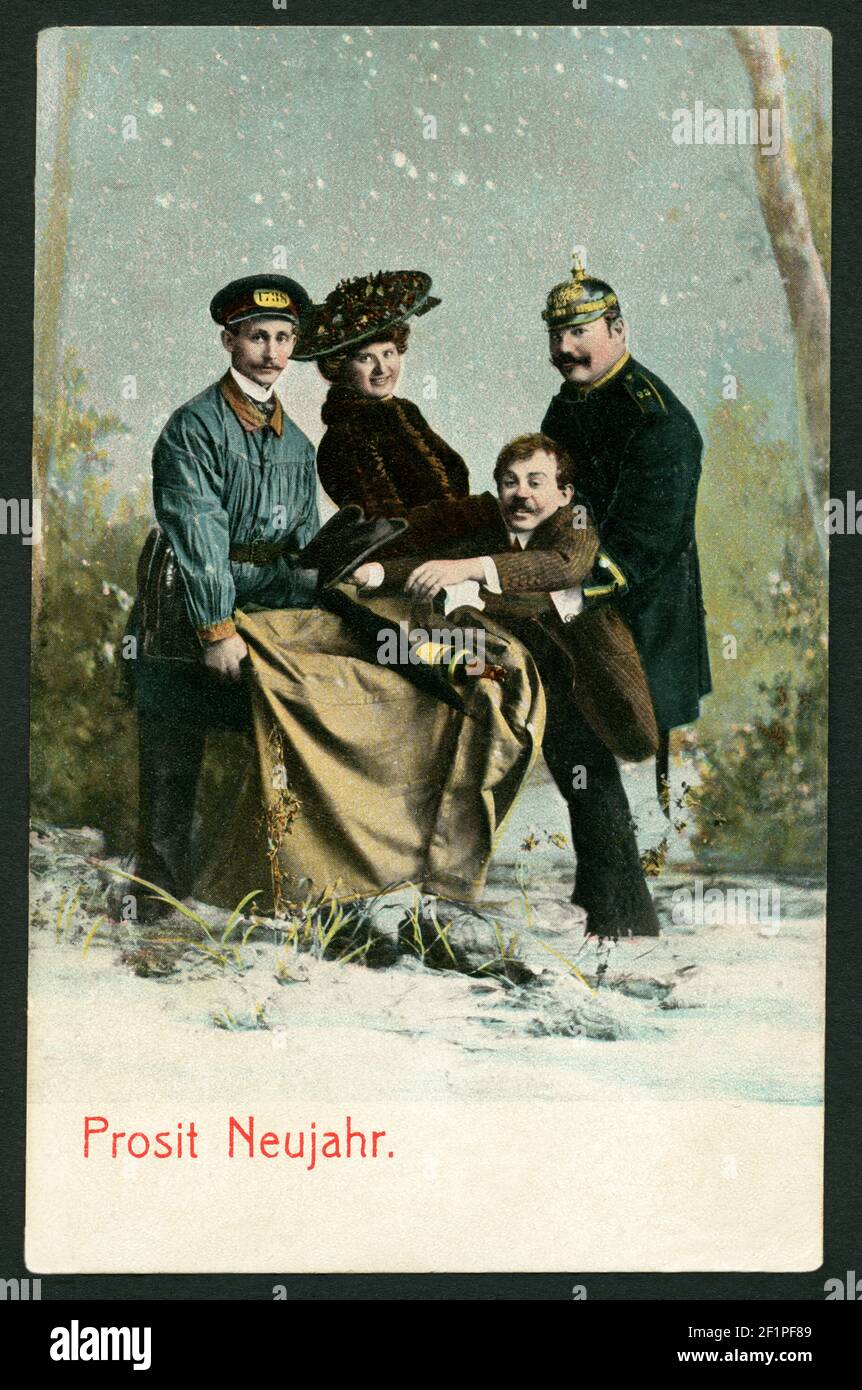 Europa, Deutschland, Neujahrspostkarte mit dem Text : ' Prosit Neujahr ' und vier lustige Personen in einer Winterlandschaft , ein Mann in kaiserlicher Uniform mit Pickelhaube, Postkarte , wahrscheinlich in der Zeit zwischen 1900 bis 1910 herausgegeben, Verlag : T. E. L. serie Dulee jubilo 837, Rechte werden nicht vertreten. / Europe, Germany, New Year postcars with the text :' Happy New Year ' , quattro persone divertenti , un uomo con uniforme imperiale e casco a chiocchetto , cartolina , probabilmente pubblicata nel periodo tra il 1900 e il 1910, casa editrice : Serie T. E. L. Dulee Jubilo 837, altri Foto Stock