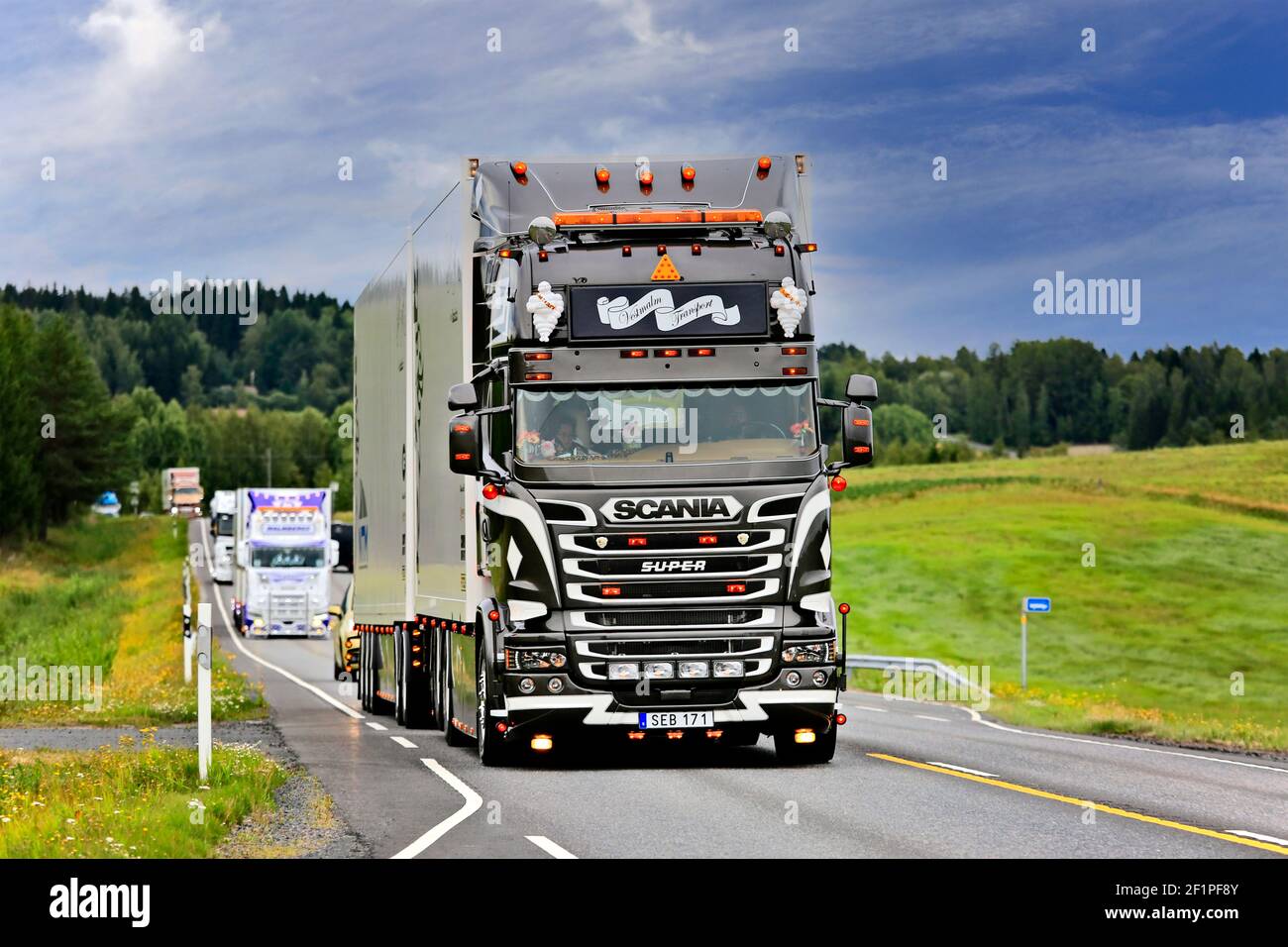 Scania R580 Streamline Vestmalm Transport AB, Svezia, sull'autostrada 3 di ritorno dal Power Truck Show 2018. Ikaalinen, Finlandia. 12 agosto 2018. Foto Stock