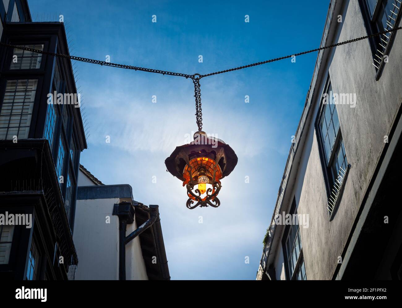 Una lanterna decorativa è appesa tra gli edifici di Mercery Lane, nella storica città di Canterbury, Inghilterra. Foto Stock