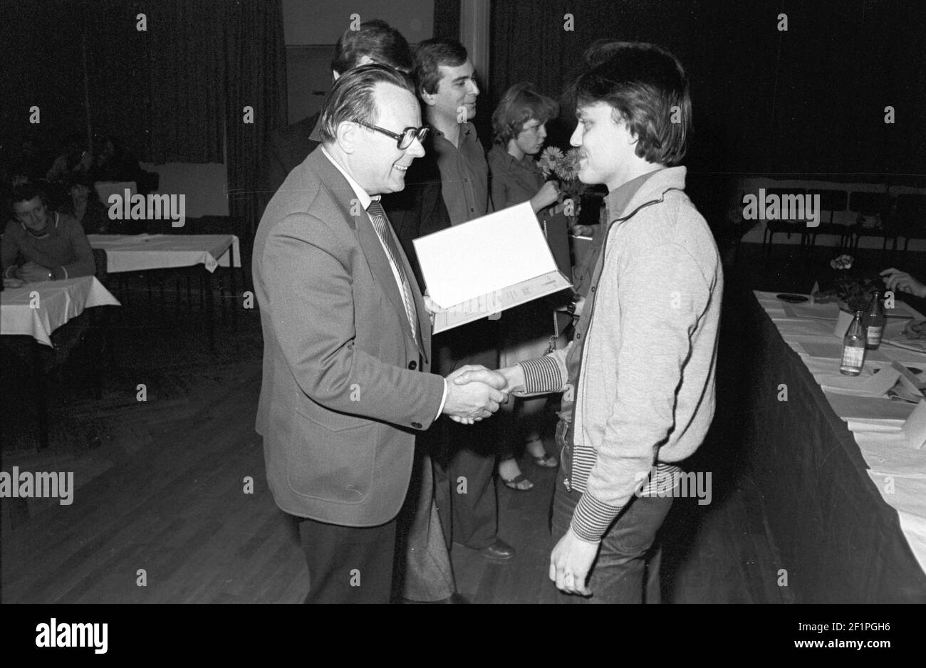 15 ottobre 1981, Sassonia, Rackwitz: Certificati e premi per il buon lavoro - i giovani FDJers del VEB Leichtmetallwerk Rackwitz (distretto Delitzsch) insieme ai rappresentanti della dirigenza distrettuale SED fanno il preludio per le elezioni delle nuove organizzazioni di base del FDJ nell'autunno 1981. La data esatta della foto non è nota. Foto: Volkmar Heinz/dpa-Zentralbild/ZB Foto Stock