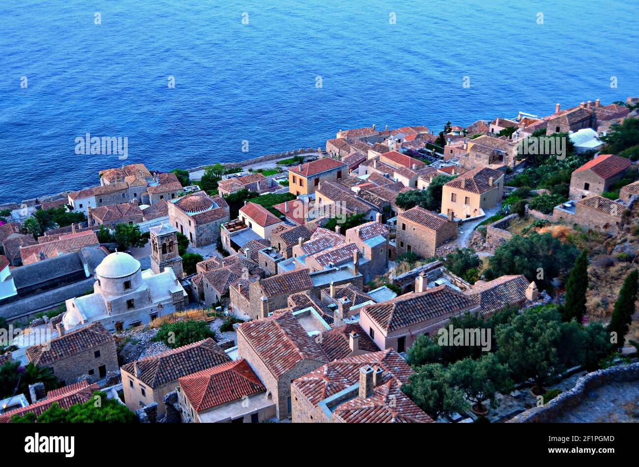 Paesaggio con vista panoramica delle tradizionali case in pietra con tetti in piastrelle di argilla che si affacciano sul Mar Myrtoico a Monemvasia, Lakonia Peloponneso Grecia. Foto Stock