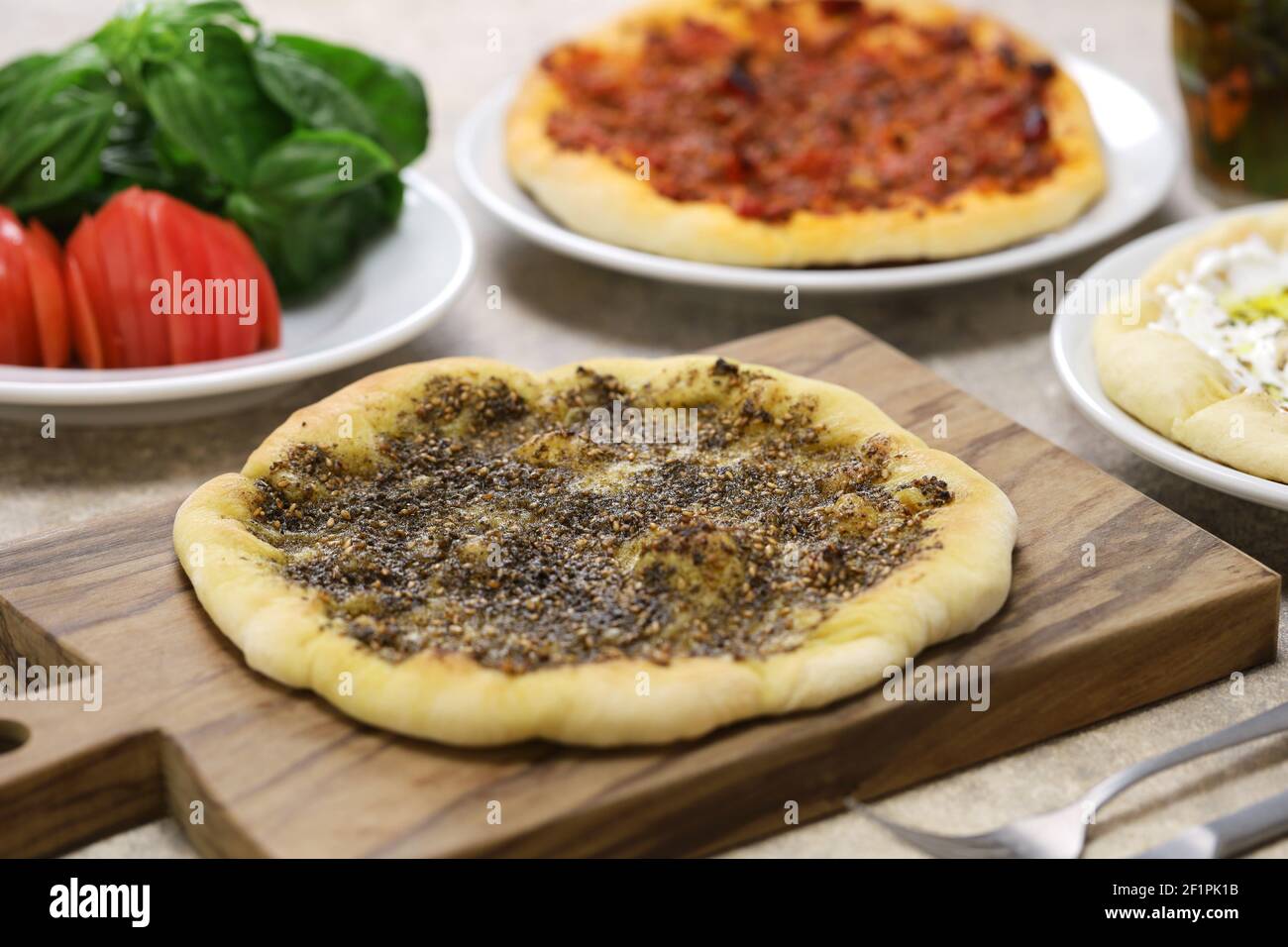 manakeesh, pizza lebantine, condimento con zaatar (timo), labneh (yogurt strained) e manzo groud Foto Stock