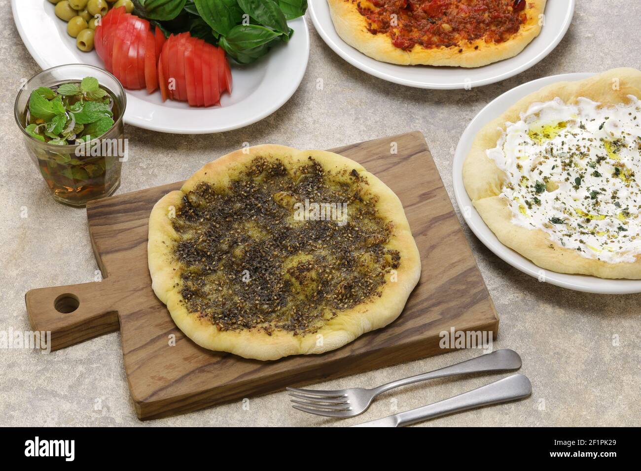 manakeesh, pizza lebantine, condimento con zaatar (timo), labneh (yogurt strained) e manzo groud Foto Stock