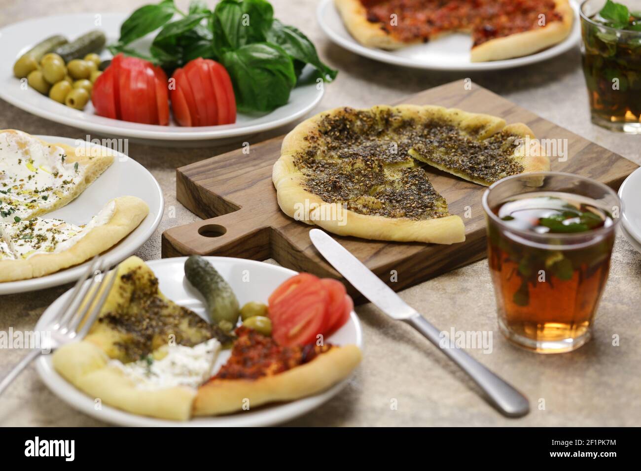 manakeesh, pizza lebantine, condimento con zaatar (timo), labneh (yogurt strained) e manzo groud Foto Stock