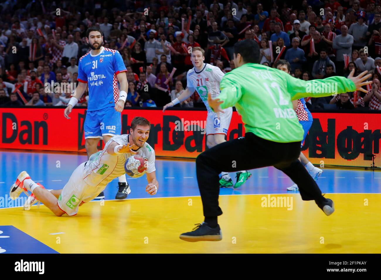 MYRHOL Bjarte (NOR - Norvegia), PESIC Ivan (CRO - Croazia), SEBETIC Luka (CRO - Croazia), GULLERUD Magnus (NOR - Norvegia), HORVAT Zlatko (CRO - Croazia) durante la XXV partita di pallamano semifinale tra Croazia e Norvegia del campionato mondiale IHF 2017, il 27 gennaio 2017 presso AccorHotels di Parigi, Arena Francia - Foto Stephane Allaman / DPPI Foto Stock