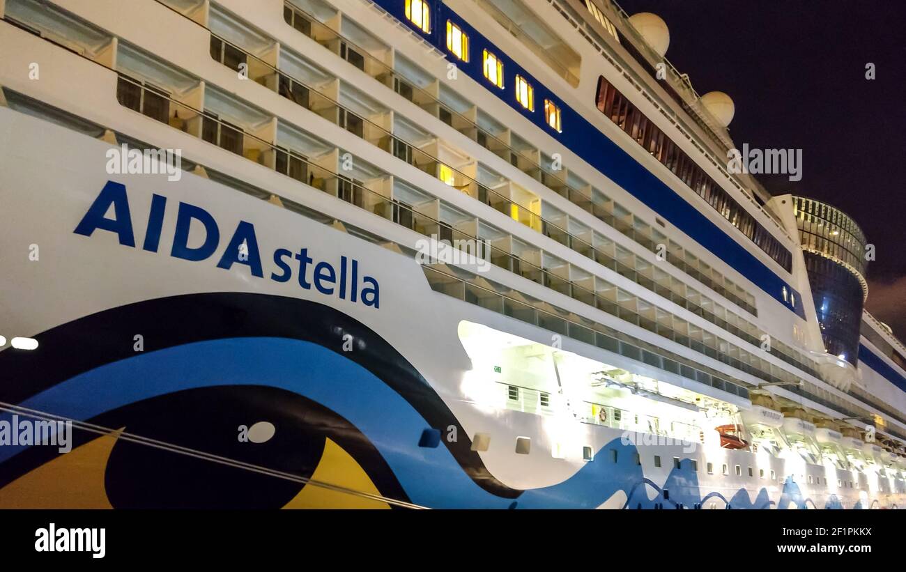 ABU DHABI, EMIRATI ARABI Uniti - 28 marzo 2017: Vista delle navi da crociera nel porto di Abu Dhabi con navi come Aida Stella e MSC Fantasia Foto Stock