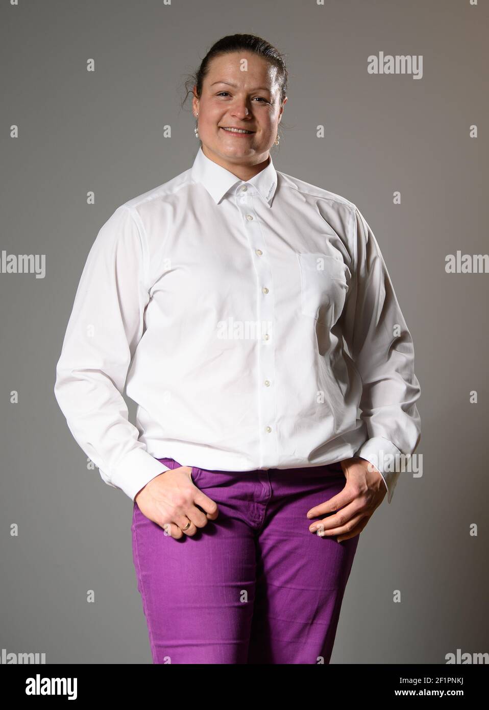 Dresda, Germania. 8 marzo 2021. Christina Schwanitz, sparato-putter, si trova prima dell'inizio di una tavola rotonda in occasione della Giornata della donna di quest'anno sulla parità di genere nello sport, su invito del Ministero sassone per le pari opportunità nella Dreikönigskirche . Credit: Robert Michael/dpa-Zentralbild/ZB/dpa/Alamy Live News Foto Stock