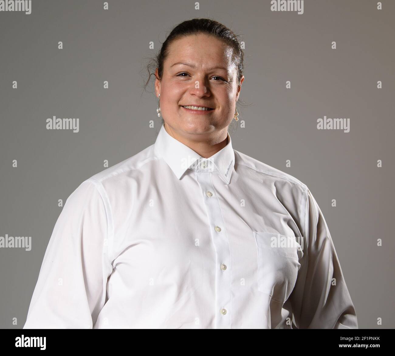 Dresda, Germania. 8 marzo 2021. Christina Schwanitz, sparato-putter, si trova prima dell'inizio di una tavola rotonda in occasione della Giornata della donna di quest'anno sulla parità di genere nello sport, su invito del Ministero sassone per le pari opportunità nella Dreikönigskirche . Credit: Robert Michael/dpa-Zentralbild/ZB/dpa/Alamy Live News Foto Stock