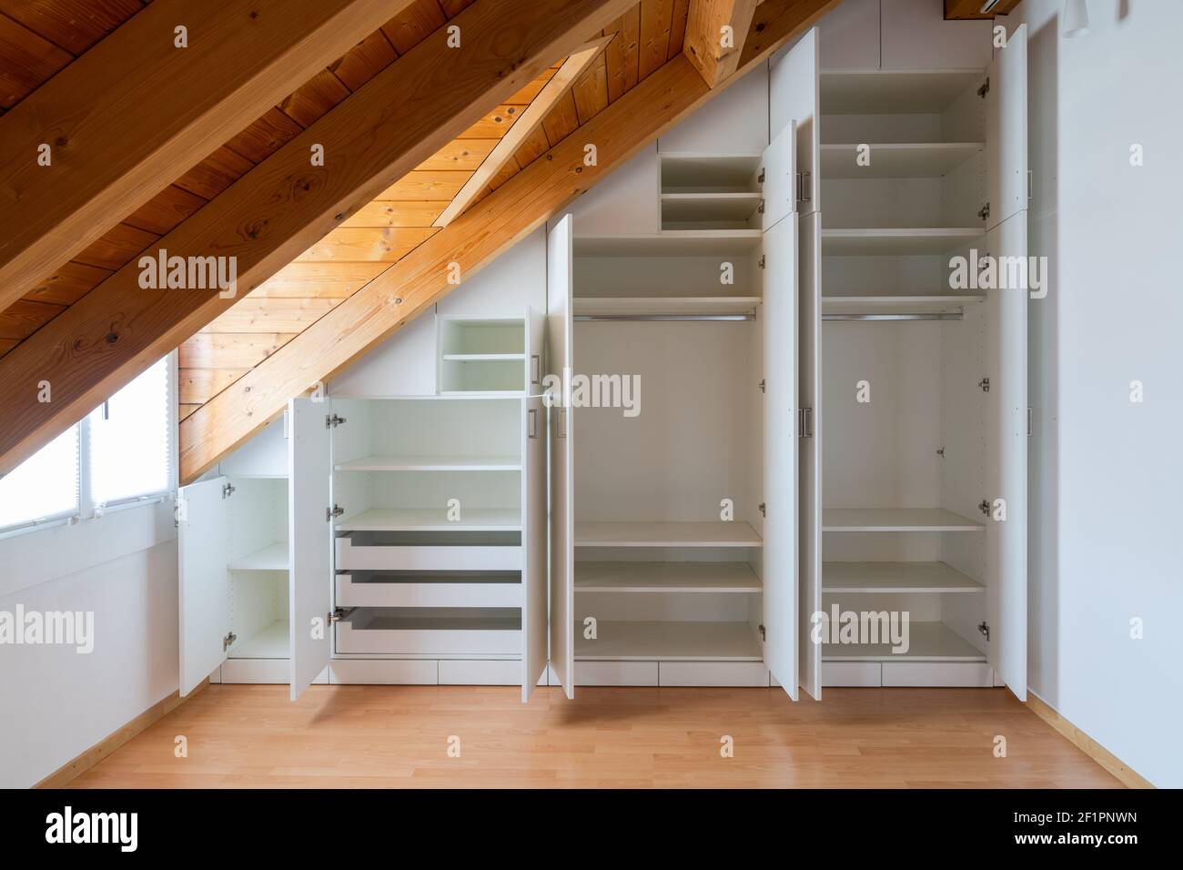 Vista interna di un armadio fatto su misura con porte aperte costruito in una camera da letto principale Foto Stock