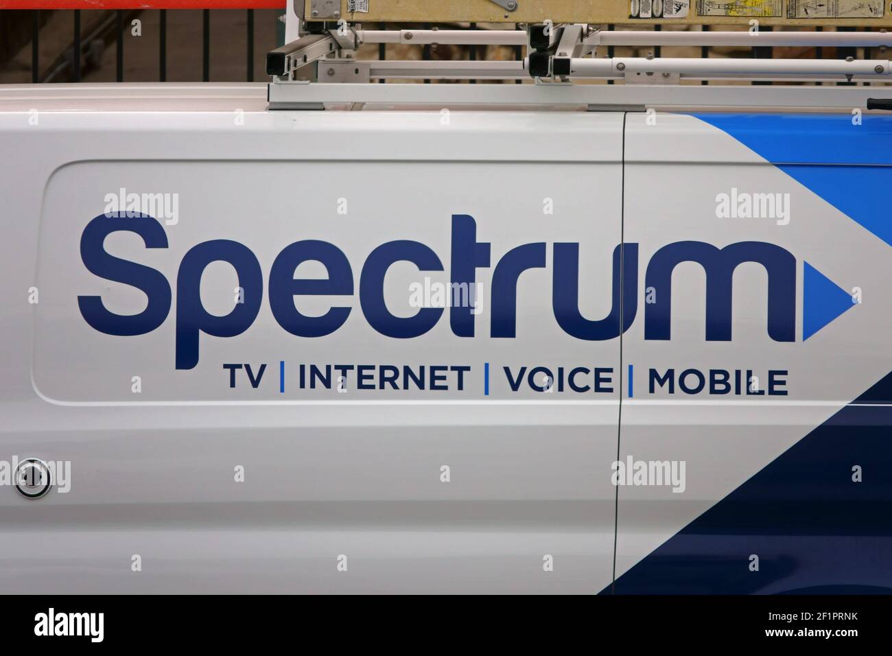 Los Angeles, CA / USA - 11 febbraio 2021: Un logo Spectrum (aka Charter Communications) su un furgone da lavoro viene visualizzato quando il veicolo è parcheggiato in una strada cittadina. Foto Stock