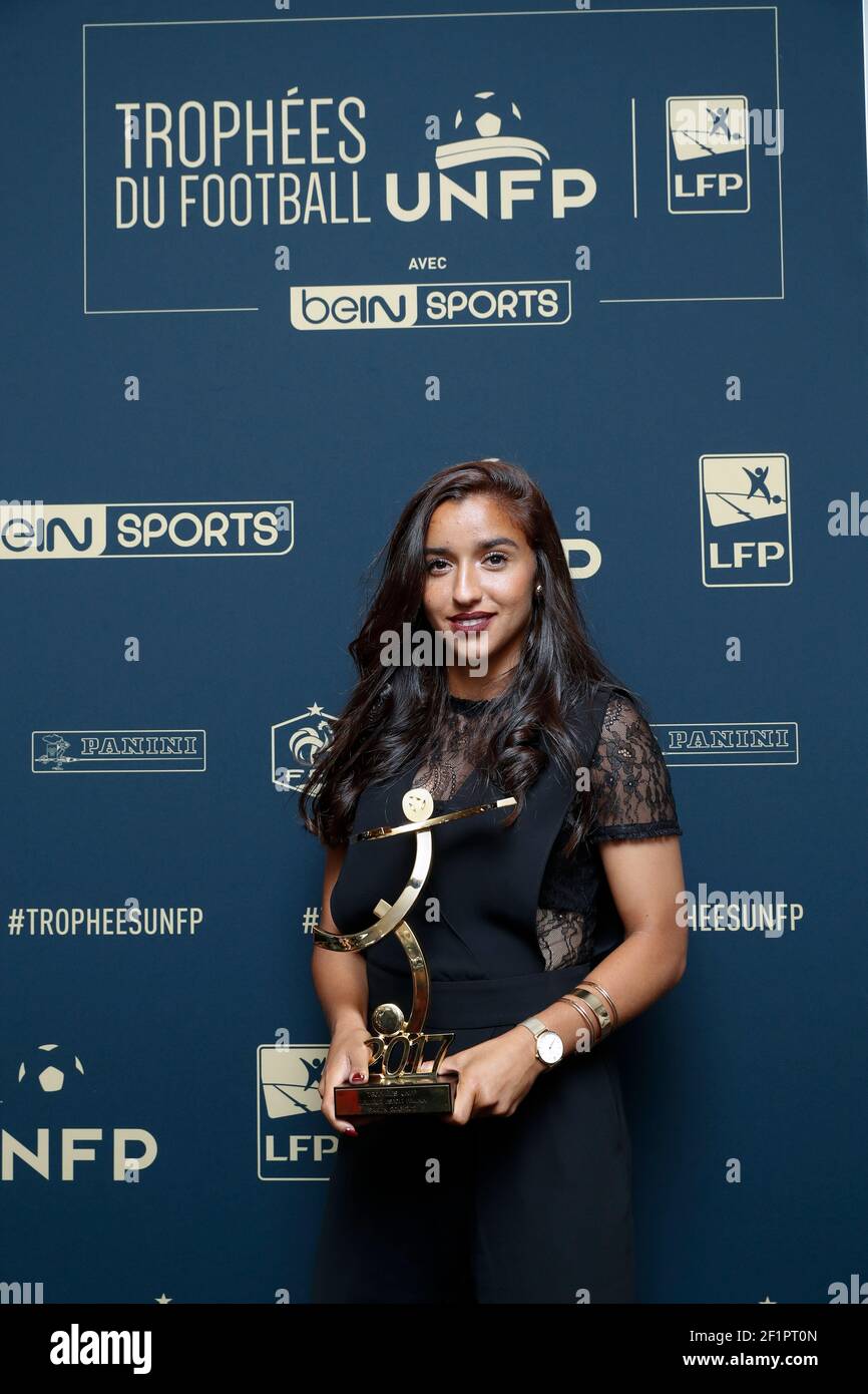 Sakina Karchaoui ha ricevuto il trofeo delle donne migliori Espoir durante la cerimonia del trofeo UNFP 2017 (Unione Nazionale dei giocatori di Calcio professionali), il 15 maggio 2017, a Parigi, Francia - Foto Stephane Allaman / DPPI Foto Stock