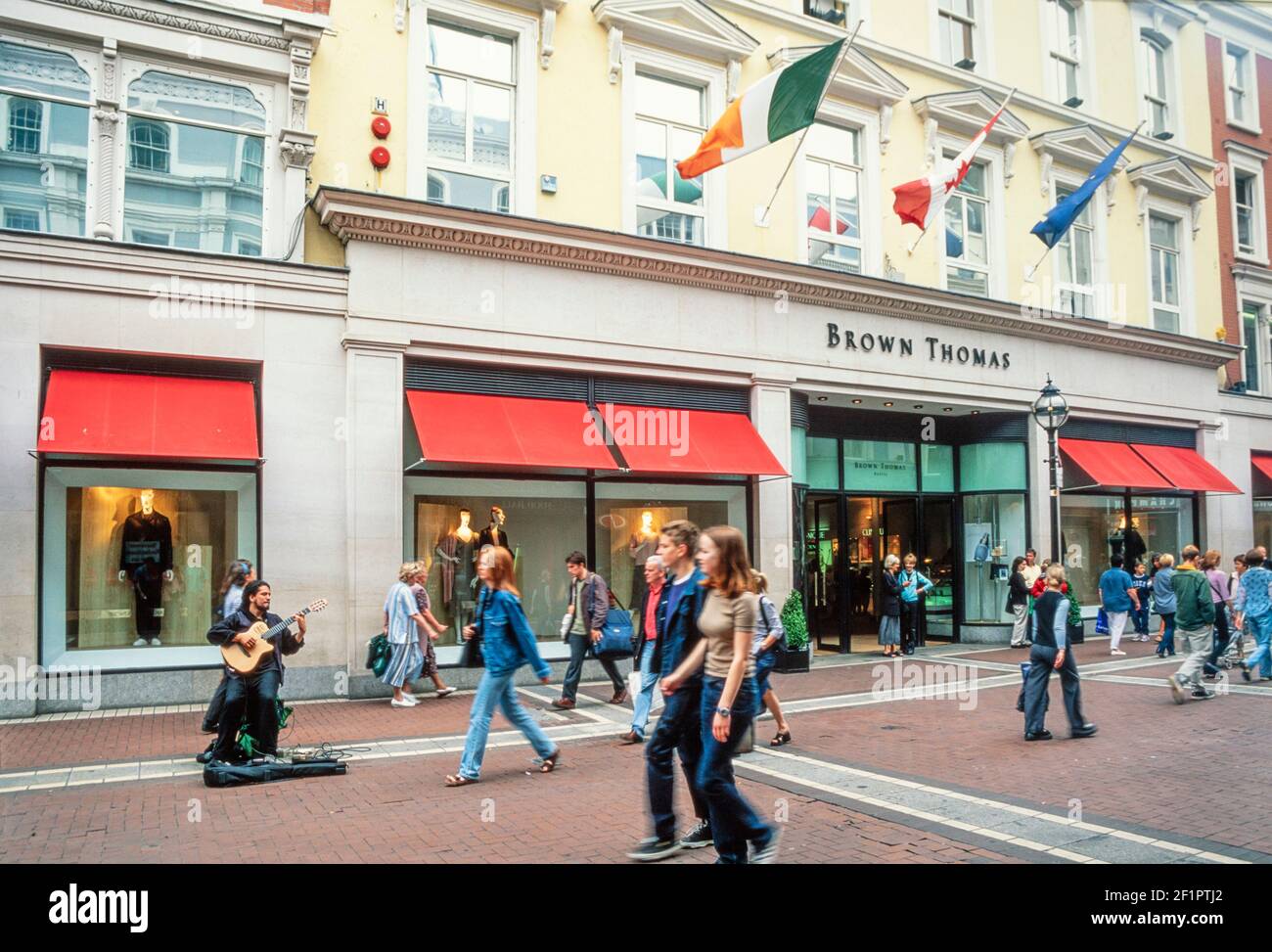 1999 - Dublin Grafton Street - Busker che si esibisce al di fuori dei famosi grandi magazzini, Brown Thomas, Grafton Street, Dublin City Centre, Dublino, Irlanda, Repubblica d'irlanda, Eire, Europa, UE Foto Stock