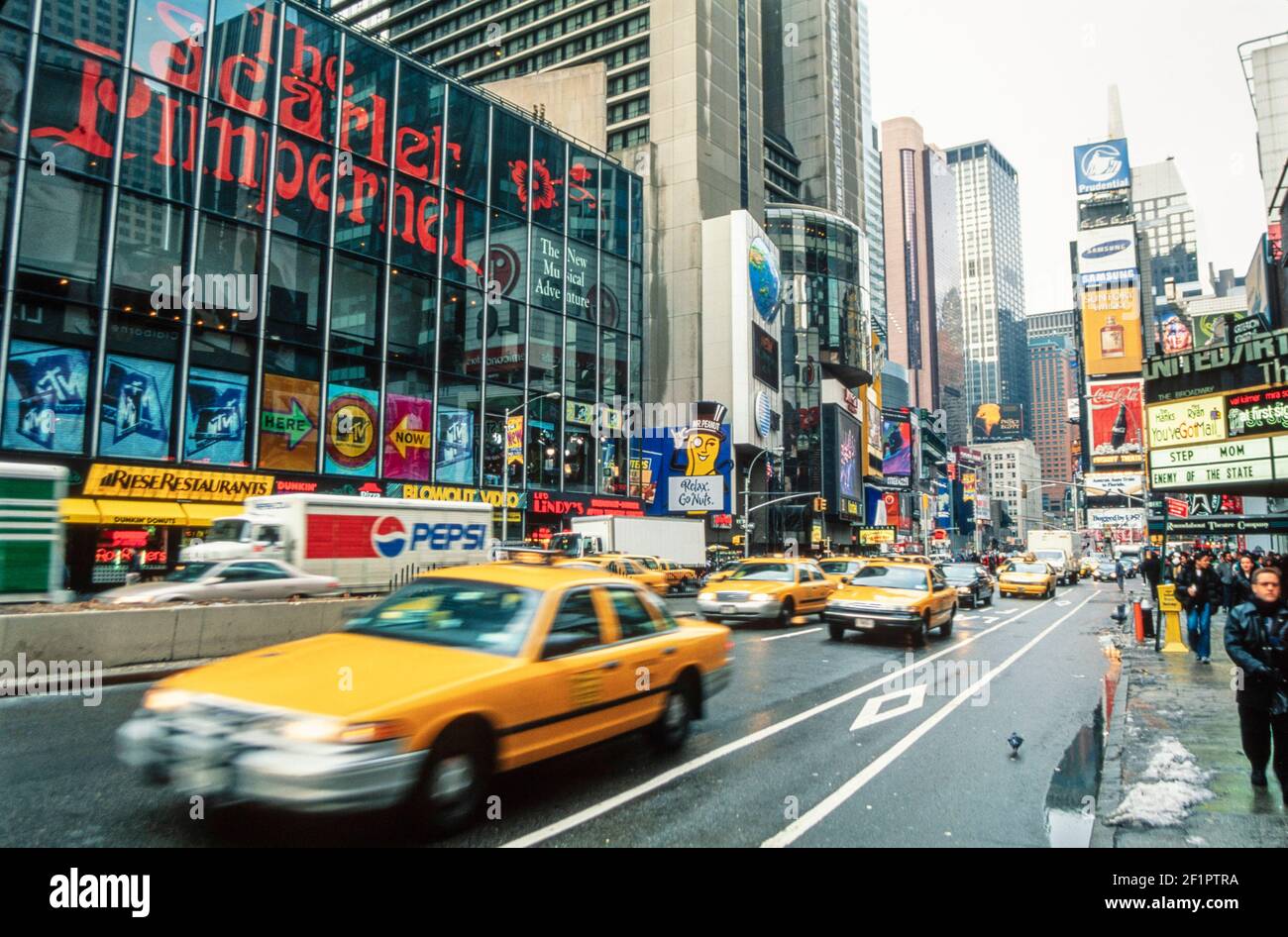 1999 - New York Times Square con traffico - Times Square New york usa New york Times Square occupato da turisti manhattan New york USA America Stati Uniti d'america. Times Square è un importante incrocio commerciale, destinazione turistica, centro di intrattenimento e quartiere nella sezione Midtown Manhattan di New York City, all'incrocio tra Broadway e Seventh Avenue. Luminoso da numerosi cartelloni e pubblicità, si estende da West 42nd a West 47th strade Foto Stock