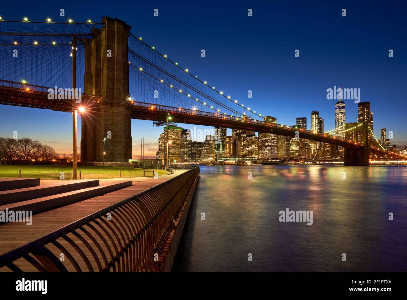 Ponte di Brooklyn in serata con i grattacieli di Lower Manhattan, East River. Brooklyn Bridge Park, New York City, Stati Uniti Foto Stock