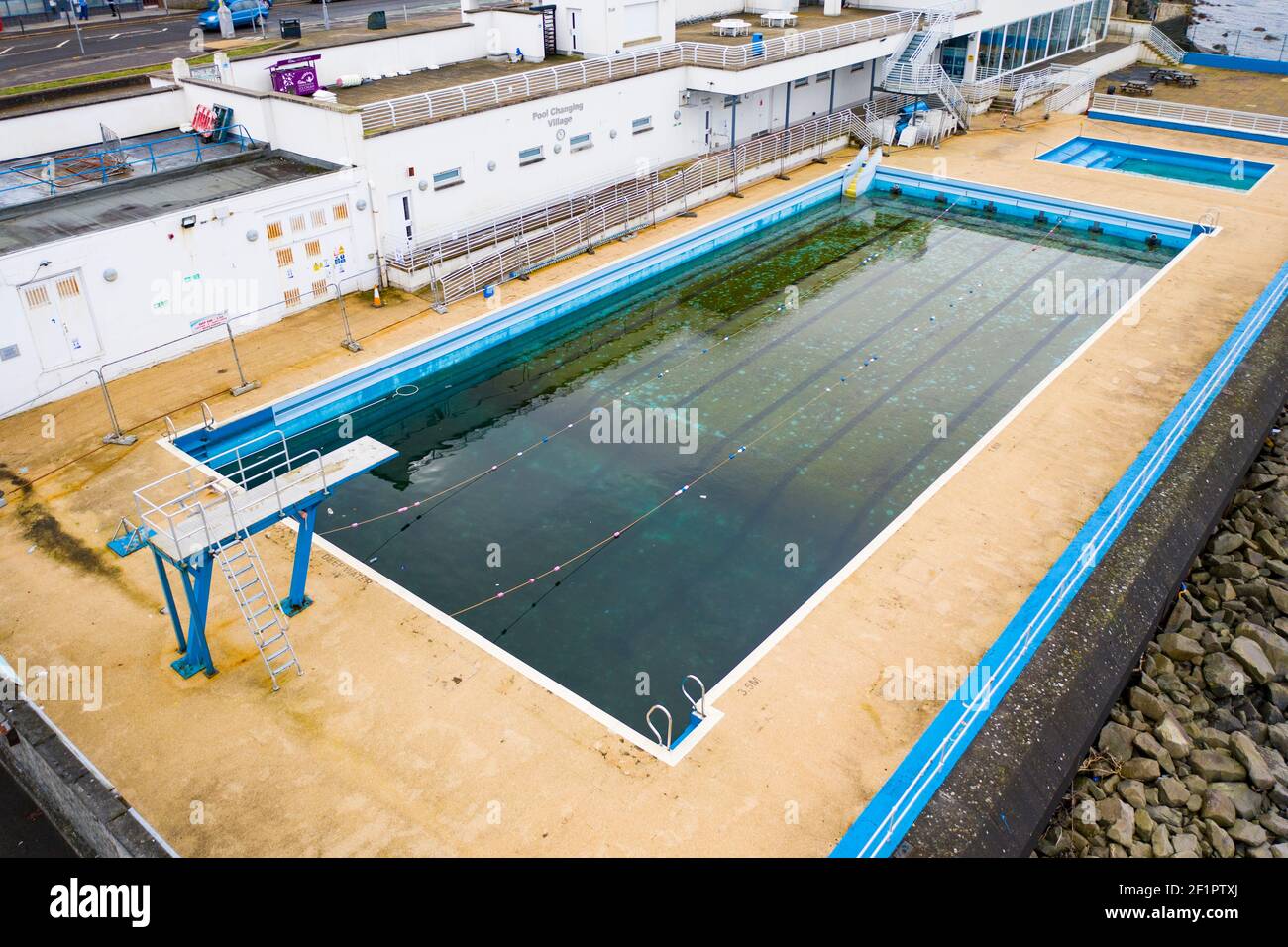 Gourock, Scozia, Regno Unito. 9 Mar 2021. Il blocco del coronavirus ha fatto sì che la piscina all'aperto di Gourock sia stata chiusa al pubblico per mesi e l'acqua della piscina è diventata stagnante e sporca. Saranno richiesti molti interventi di manutenzione e pulizia per portare la piscina a disposizione quando il blocco è rilassato. Iain Masterton/Alamy Live News Foto Stock