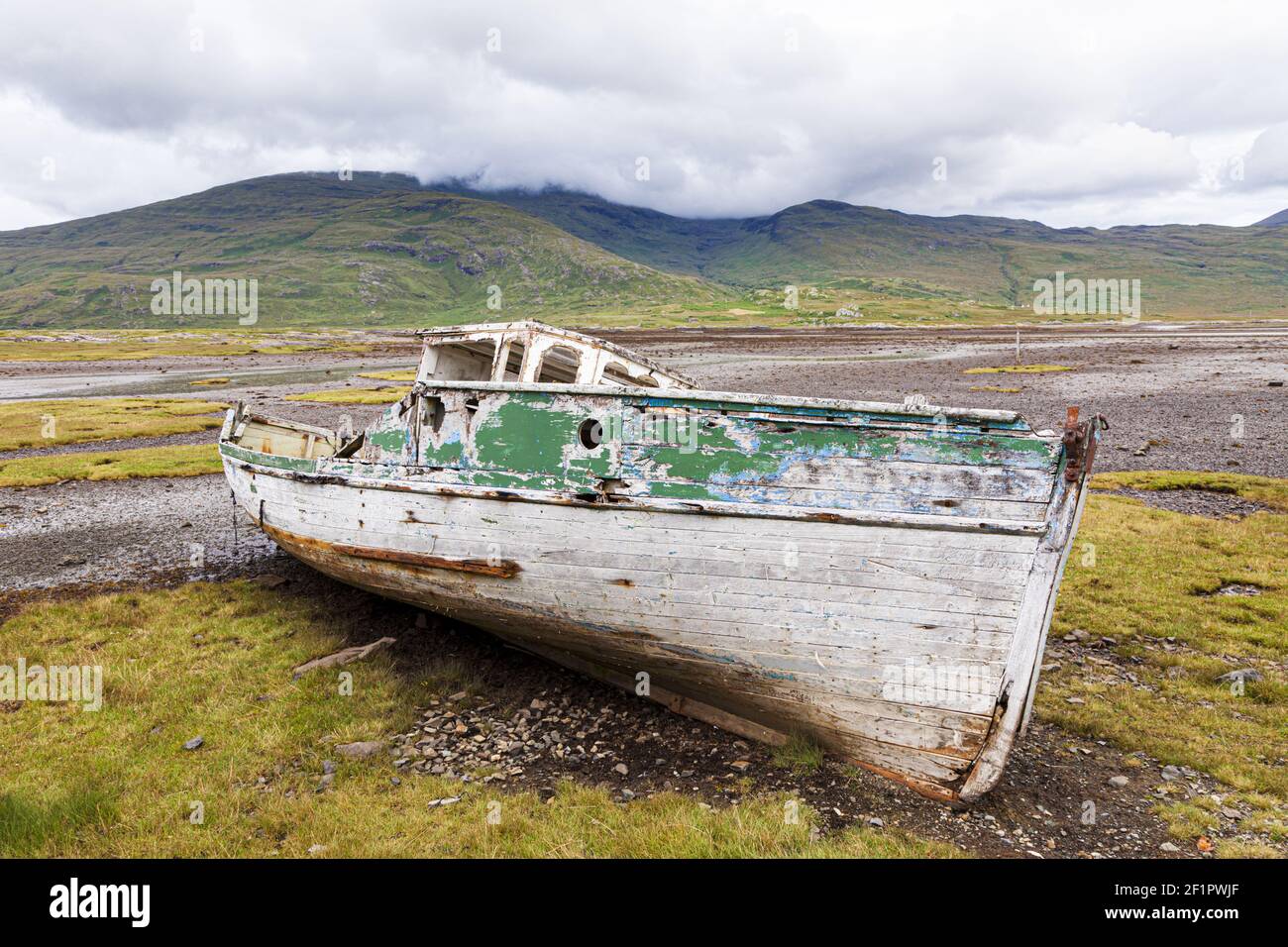 Imbarcazione in decadimento a Pennyghael, Isola di Mull, Argyll e Bute, Inner Hebrides, Scozia Regno Unito Foto Stock