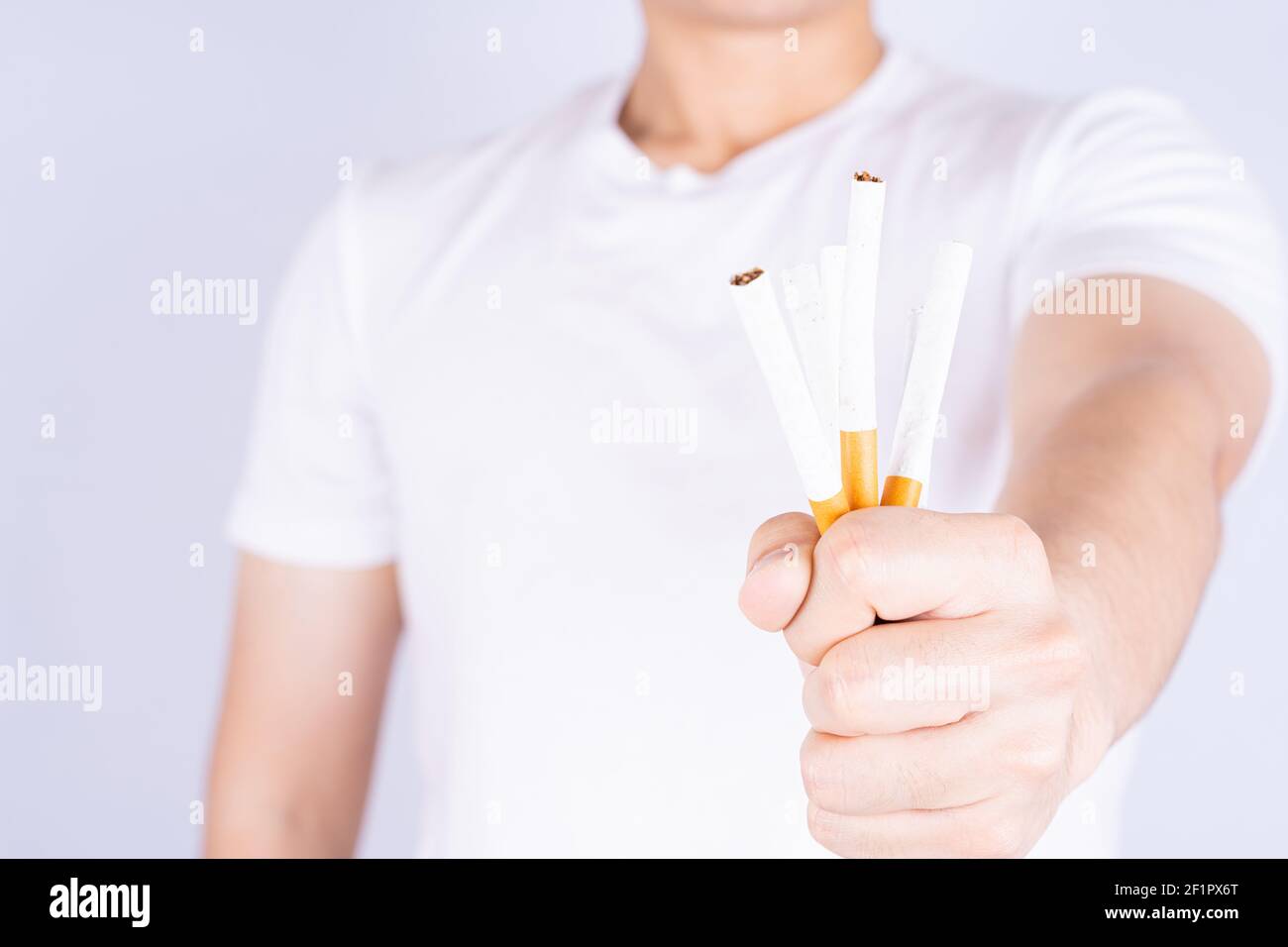 Frangitura della sigaretta con la mano maschio. Mondo no tabacco e smettere di fumare giorno. Foto Stock