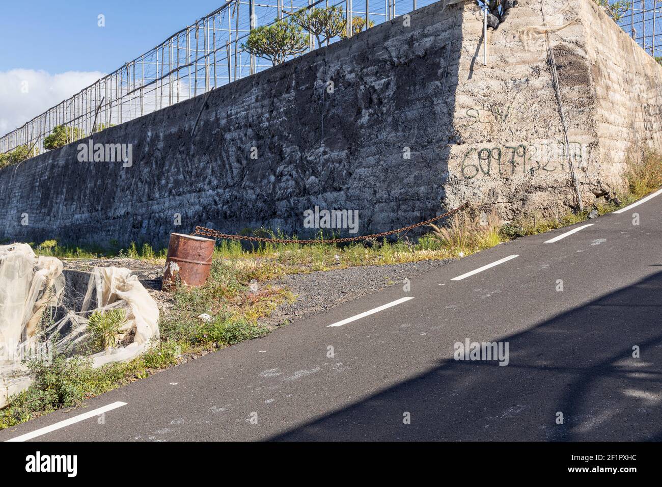 Ingresso a catena a una pista finca in una zona agricola di Guia de Isora, Tenerife, Isole Canarie, Spagna Foto Stock