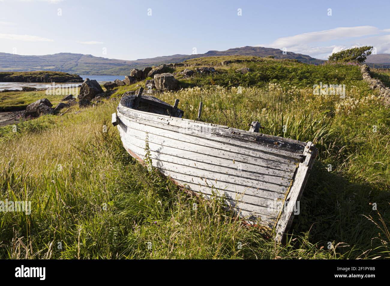 Luce serale che cade su una barca in rovina sulle rive di Loch Scridain sull'isola di Mull, Inner Hebrides, Argyll e Bute, Scozia, Regno Unito Foto Stock