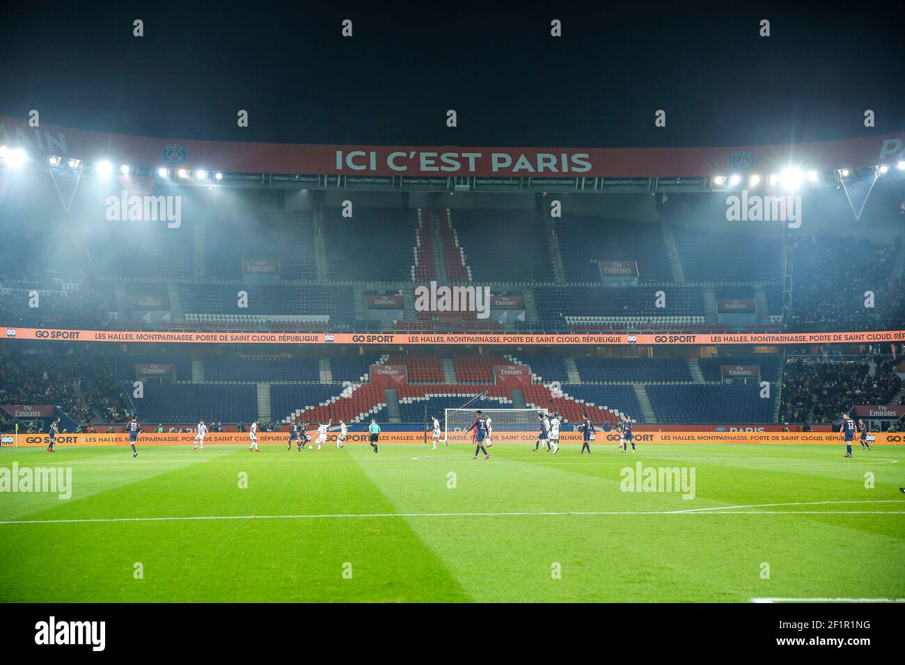 Auteil si leva in piedi senza ULTRAS tifosi durante il Campionato Francese Ligue 1 partita di calcio tra Parigi Saint-Germain e ESTAC Troyes il 29 novembre 2017 allo stadio Parc des Princes di Parigi, Francia - Foto Stephane Allaman / DPPI Foto Stock