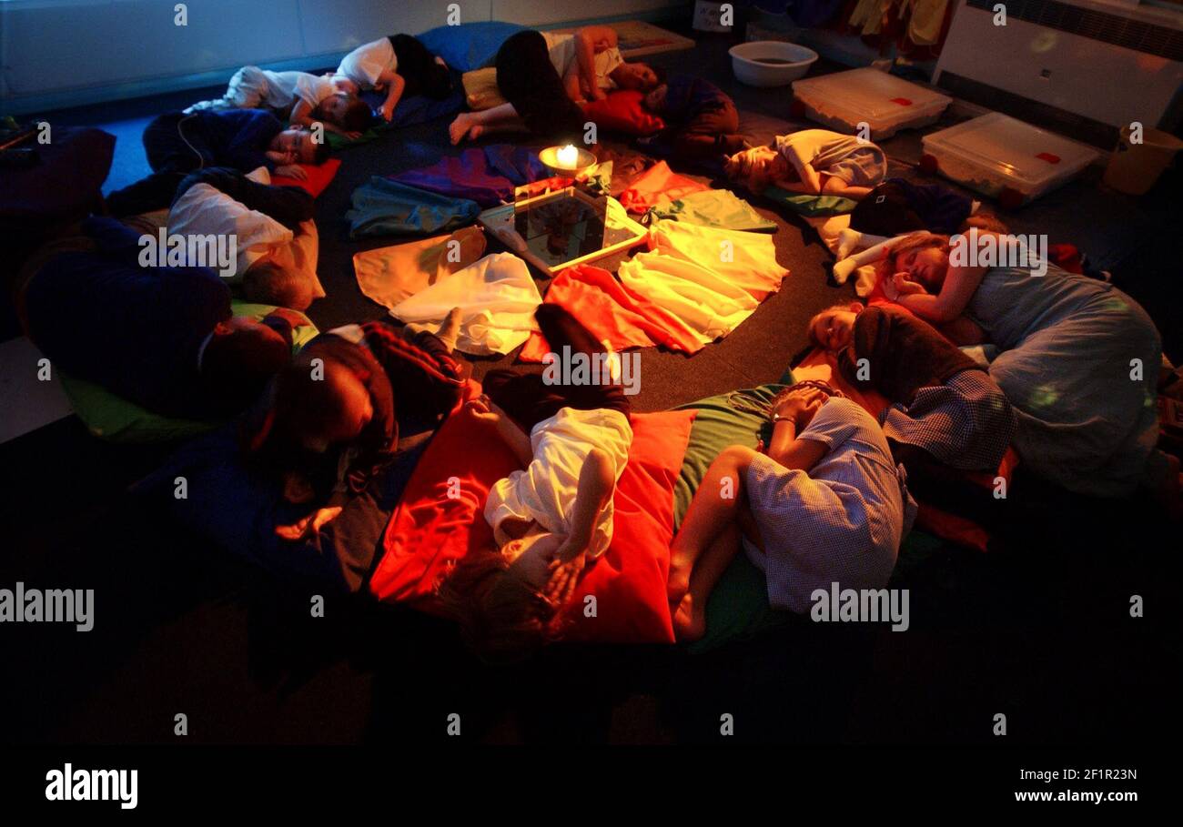 I BAMBINI NEL PROGETTO KALEIDOSCOPE NELLA COLLINA DEL PEPE PRIMA SCUOLA A MILTON KEYNES.15/7/04 PILSTON Foto Stock