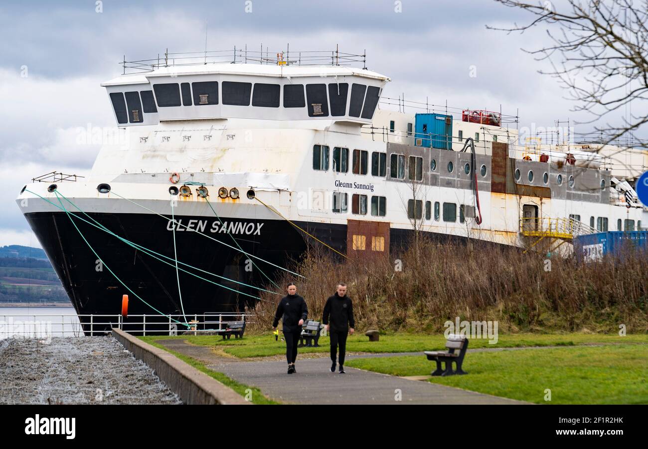 Port Glasgow, Scozia, Regno Unito. 9 Mar 2021. Viste del traghetto Caledonian Macbrayne Glen Sannox in fase di fabbricazione presso il cantiere navale Ferguson Marine nel porto di Glasgow, Inverclyde, Scozia. Il traghetto è con anni di ritardo ed è soggetto a complesse controversie finanziarie e legali. Iain Masterton/Alamy Live News Foto Stock