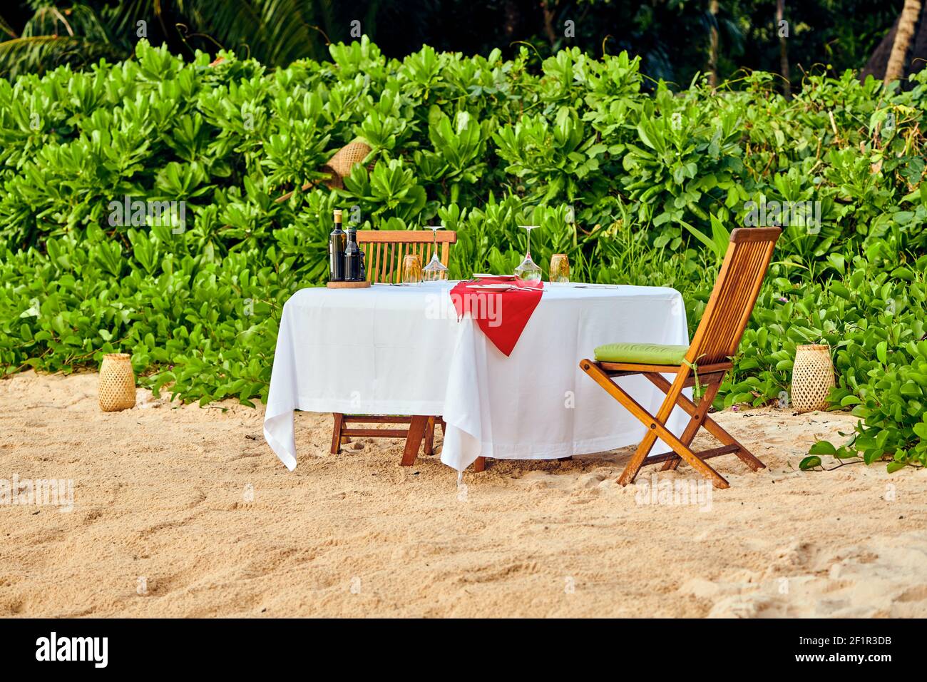 Tavolo allestito per una cena romantica sulla spiaggia alle Seychelles Foto Stock