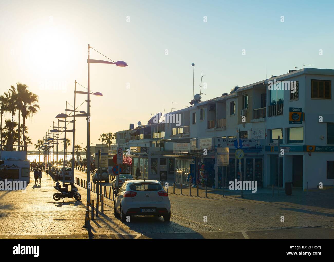 Shopping strada Paphos Promenade persone Foto Stock