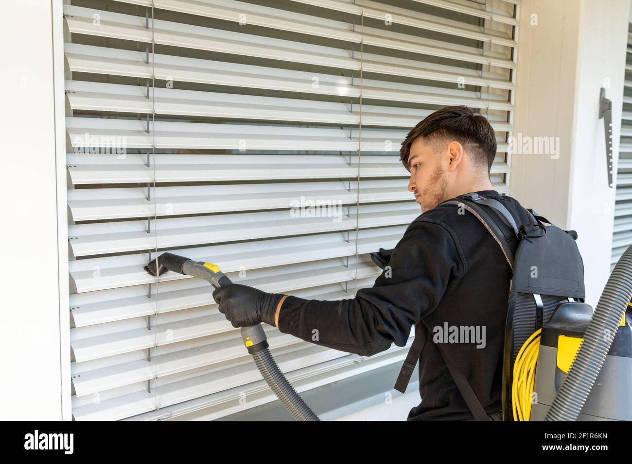 Aspirapolvere professionale per la pulizia delle finestre persiane su un  balcone dell'appartamento in un alto edificio w Foto stock - Alamy