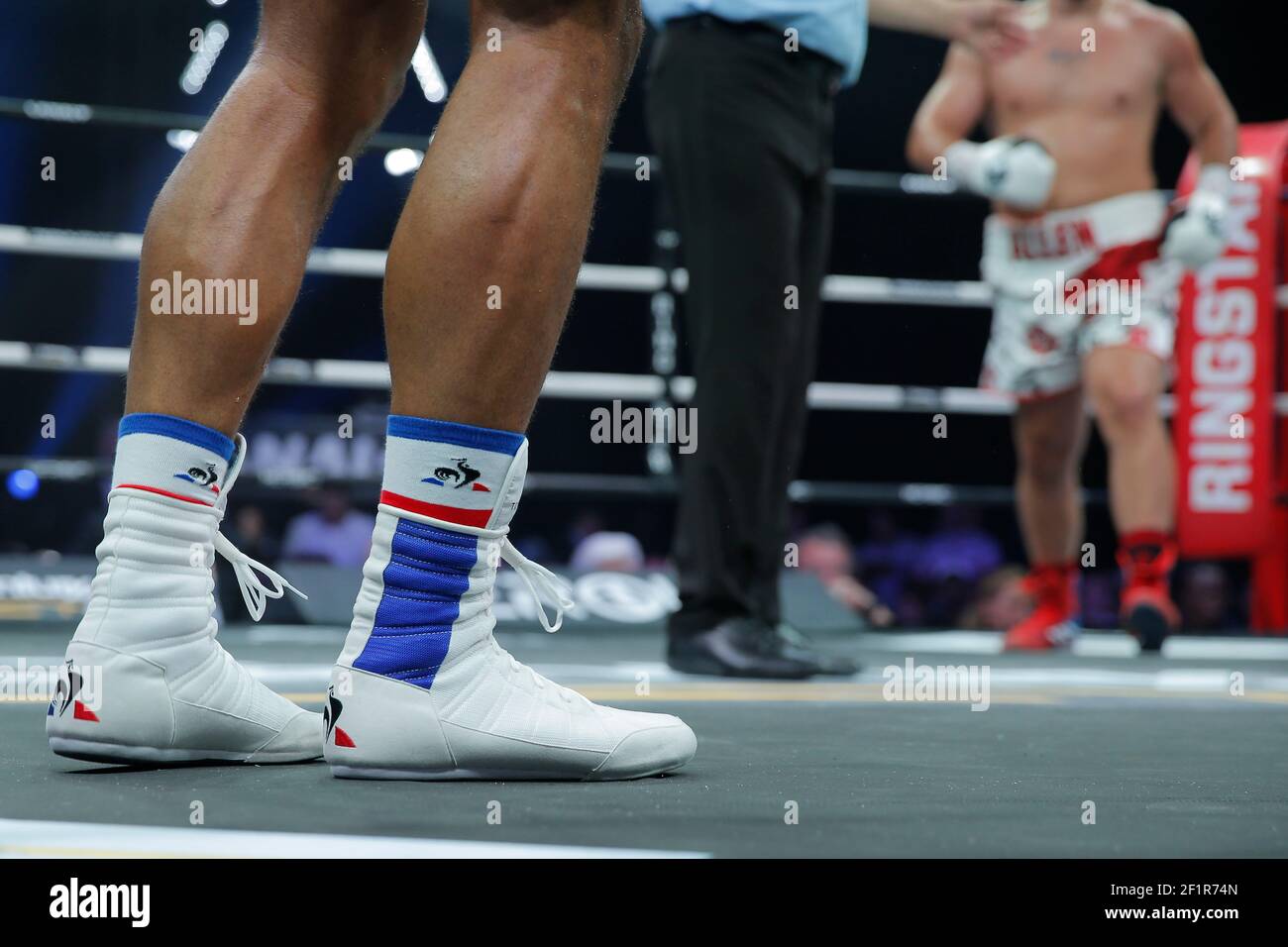 Illustrazione delle scarpe da boxe di Tony Yoka (fra) durante l'evento di  Boxing, la Conquete Tony Yoka, round 5, pugilato pesante tra Tony Yoka  (fra) e Dave Allen (ENG) il 23 giugno
