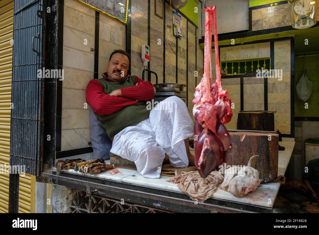 Kolkata, India - Febbraio 2021: Un venditore di carne di agnello nel suo macellaio il 1 febbraio 2021 a Kolkata, Bengala Occidentale, India. Foto Stock