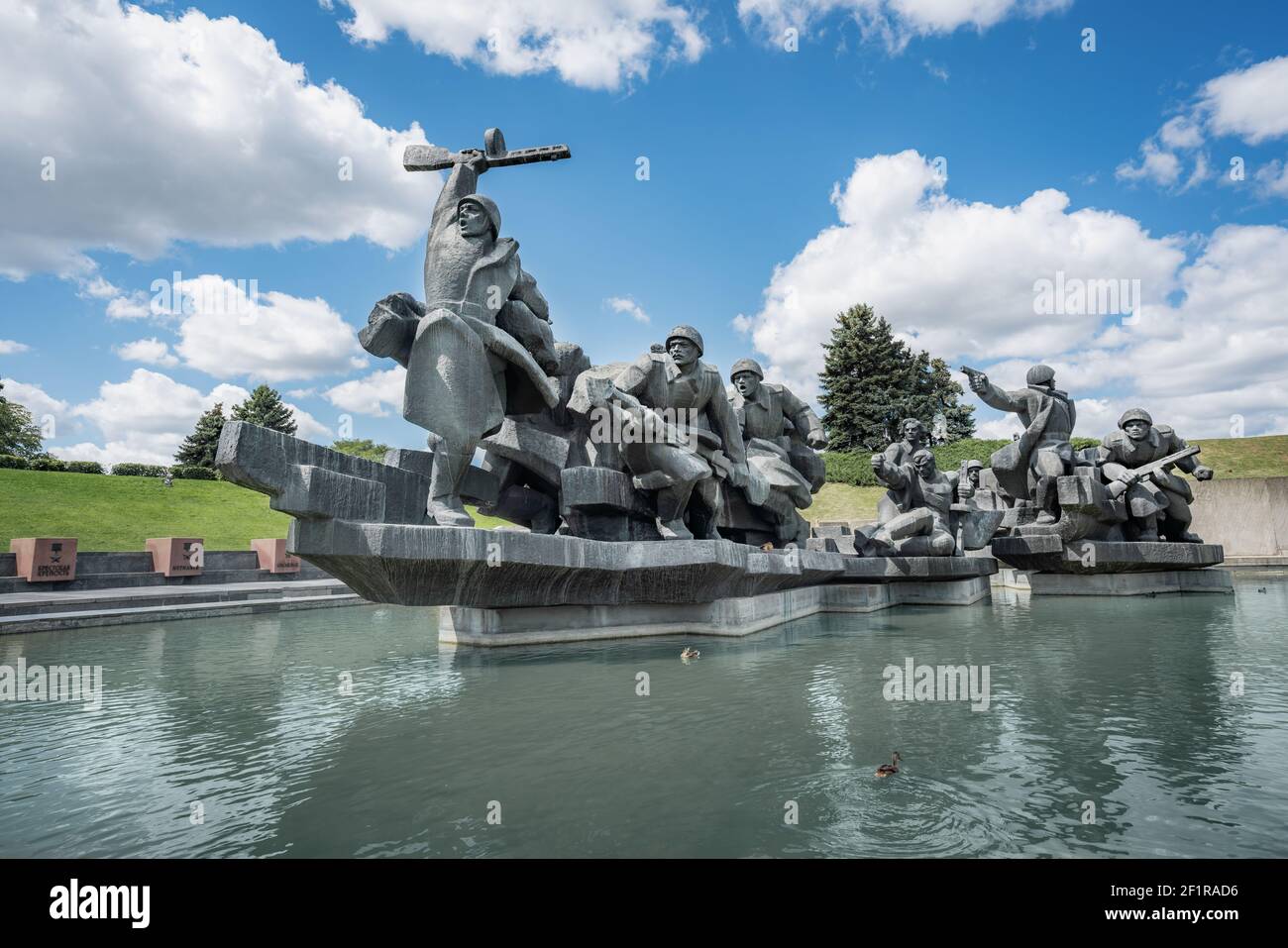 Traversata del Monumento Dnieper al Museo Nazionale di Storia dell'Ucraina nel complesso Memoriale della seconda Guerra Mondiale - Kiev, Ucraina Foto Stock