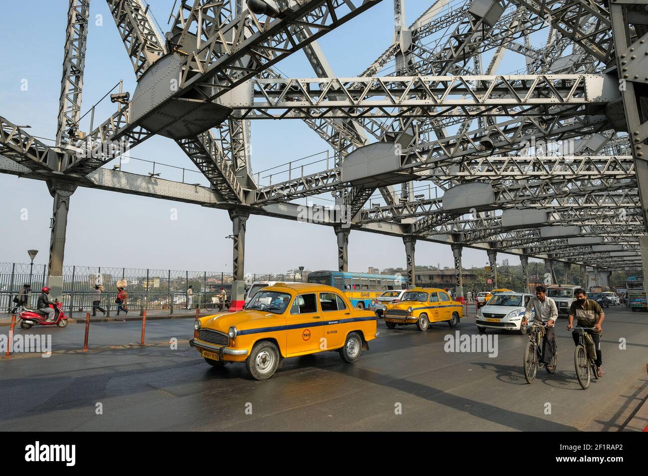 Kolkata, India - 2021 gennaio: I taxi circolano sul ponte Howrah il 29 gennaio 2021 a Kolkata, Bengala Occidentale, India. Foto Stock